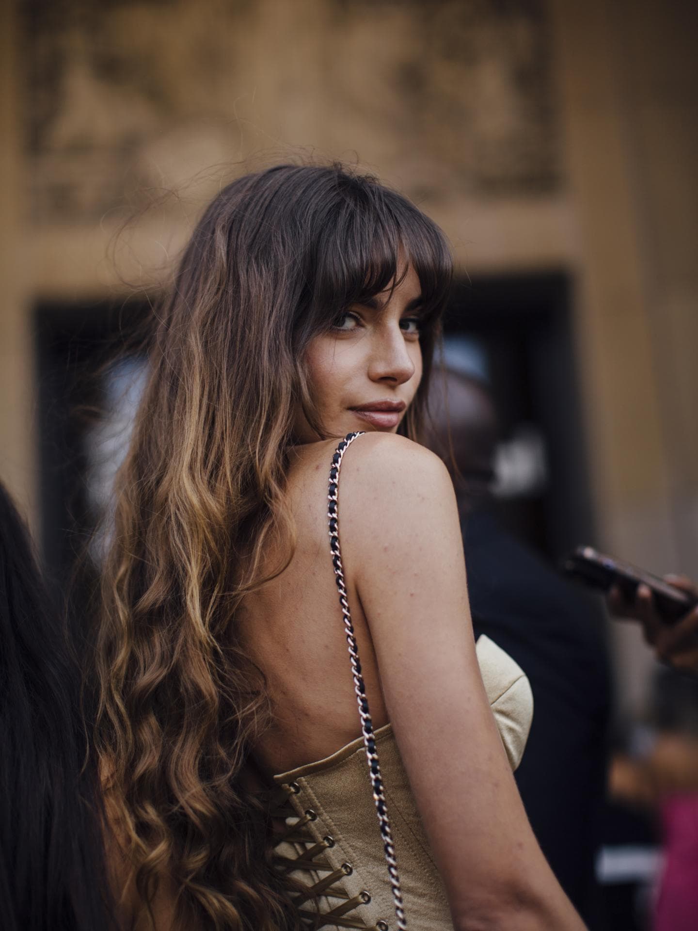  Pariserinnen schwören 2026 auf den eleganten Frisuren-Trend "French Balayage"