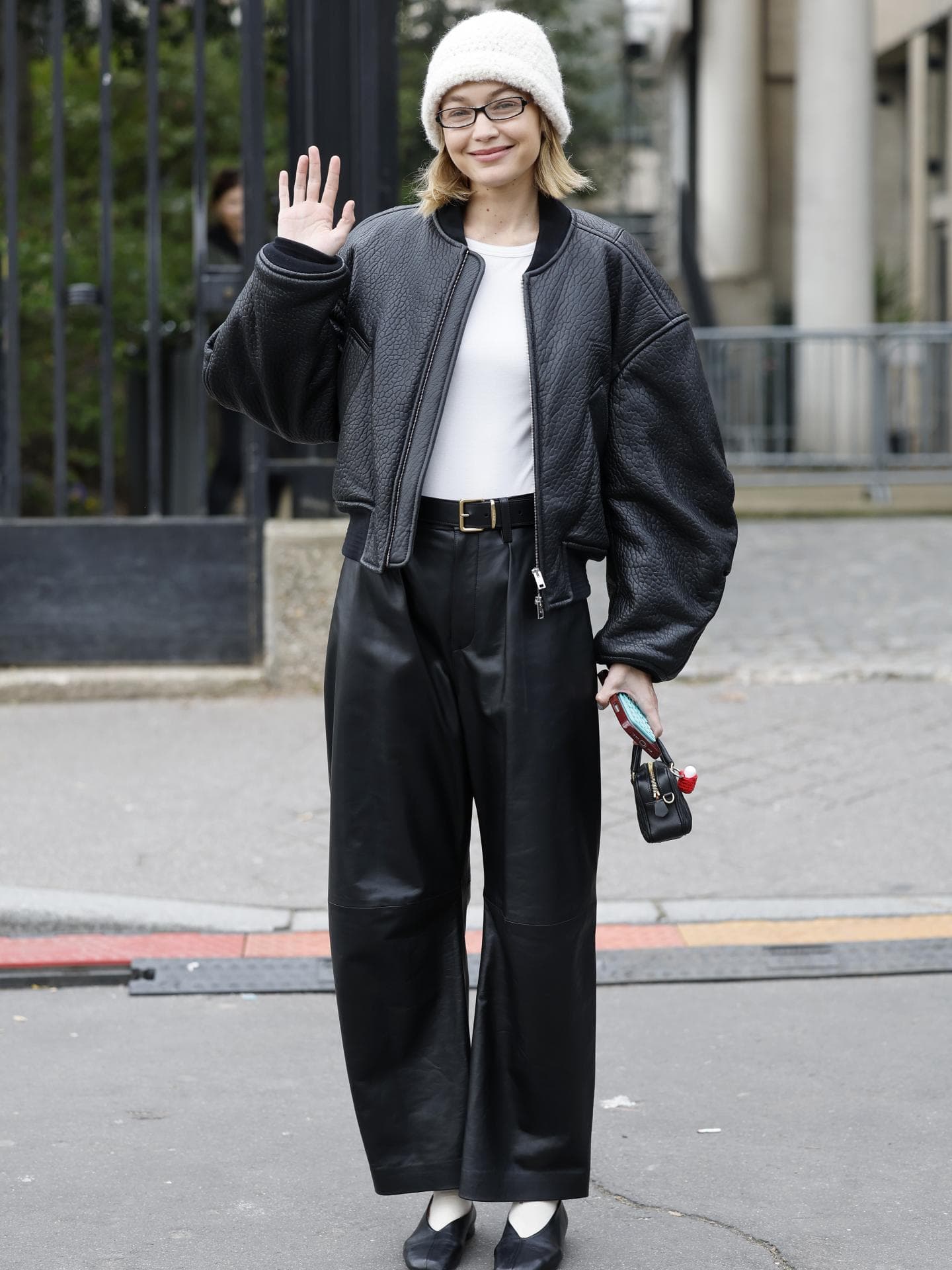 Gigi Hadid in einer schwarzen Bomberjacke