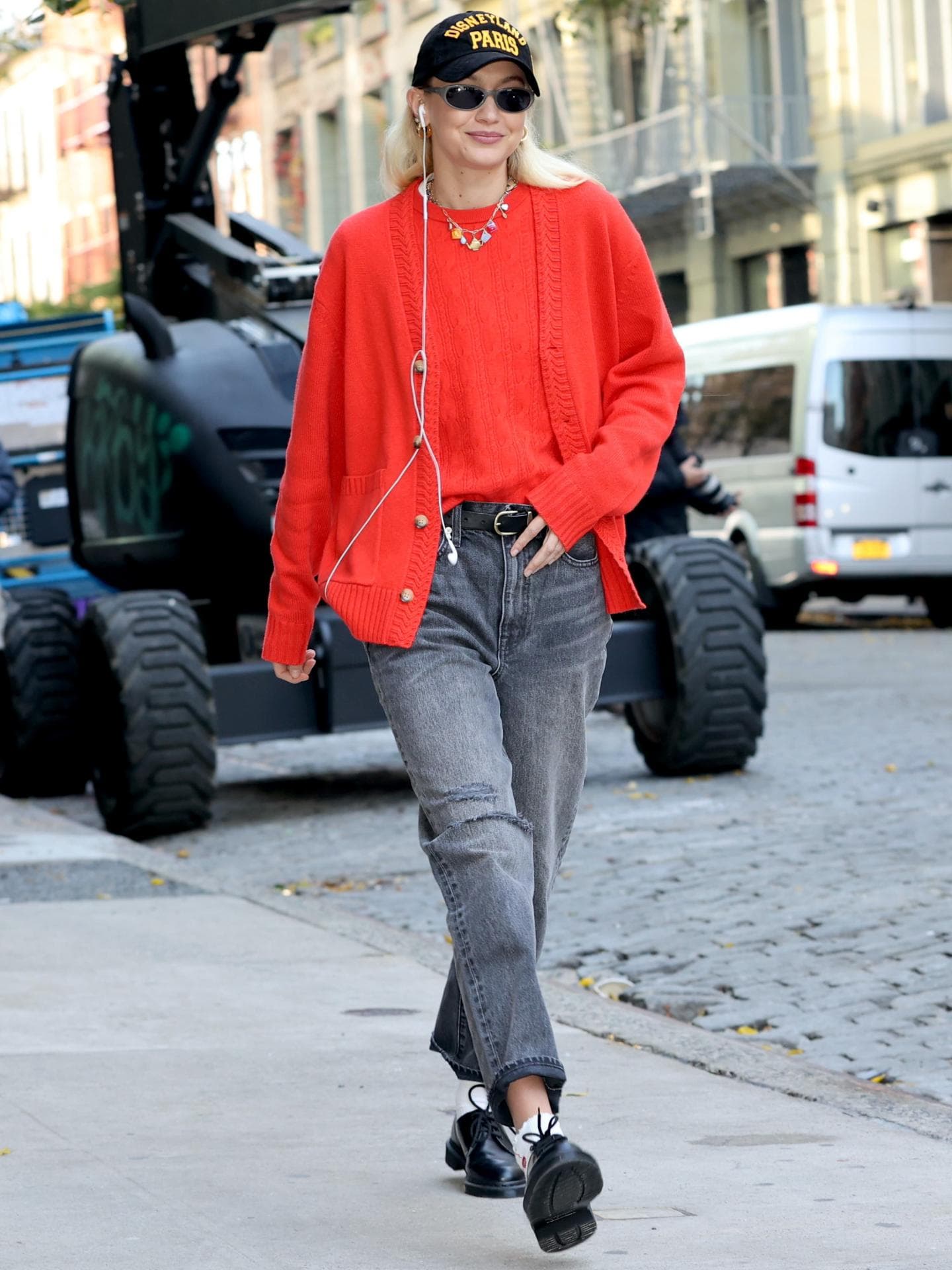 Gigi Hadid in einem roten Cardigan