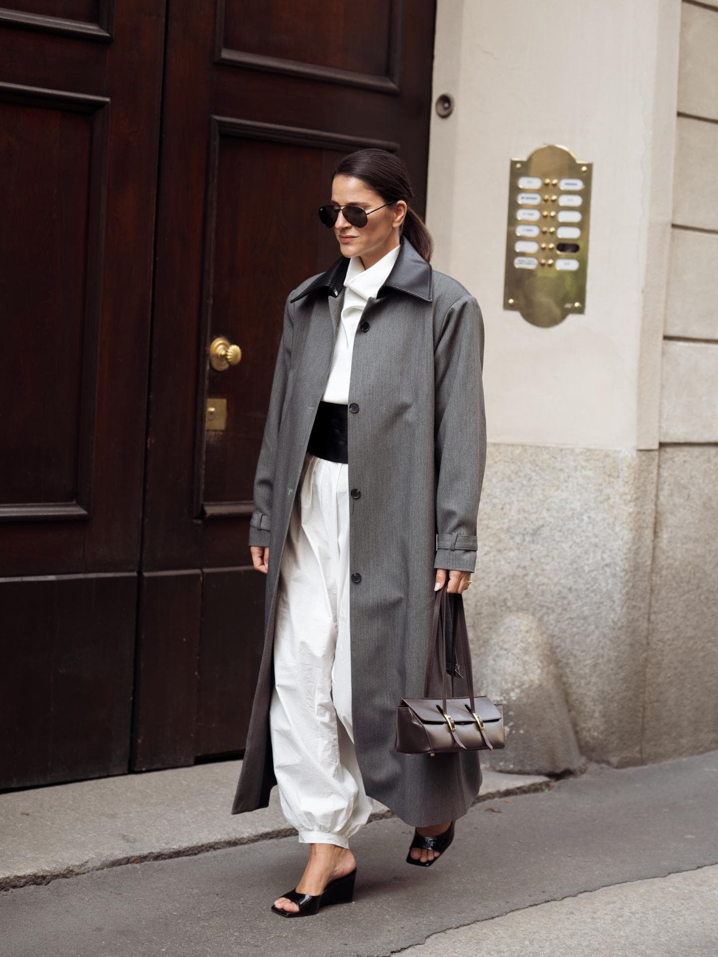 Keilabsätze feiern ihr Comeback – so stylst du den Mode-Trend 2025