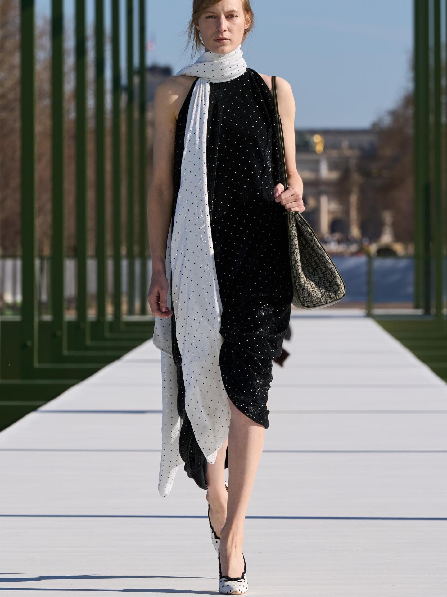So verleiht ihr eurem Polka Dots-Outfit Twist