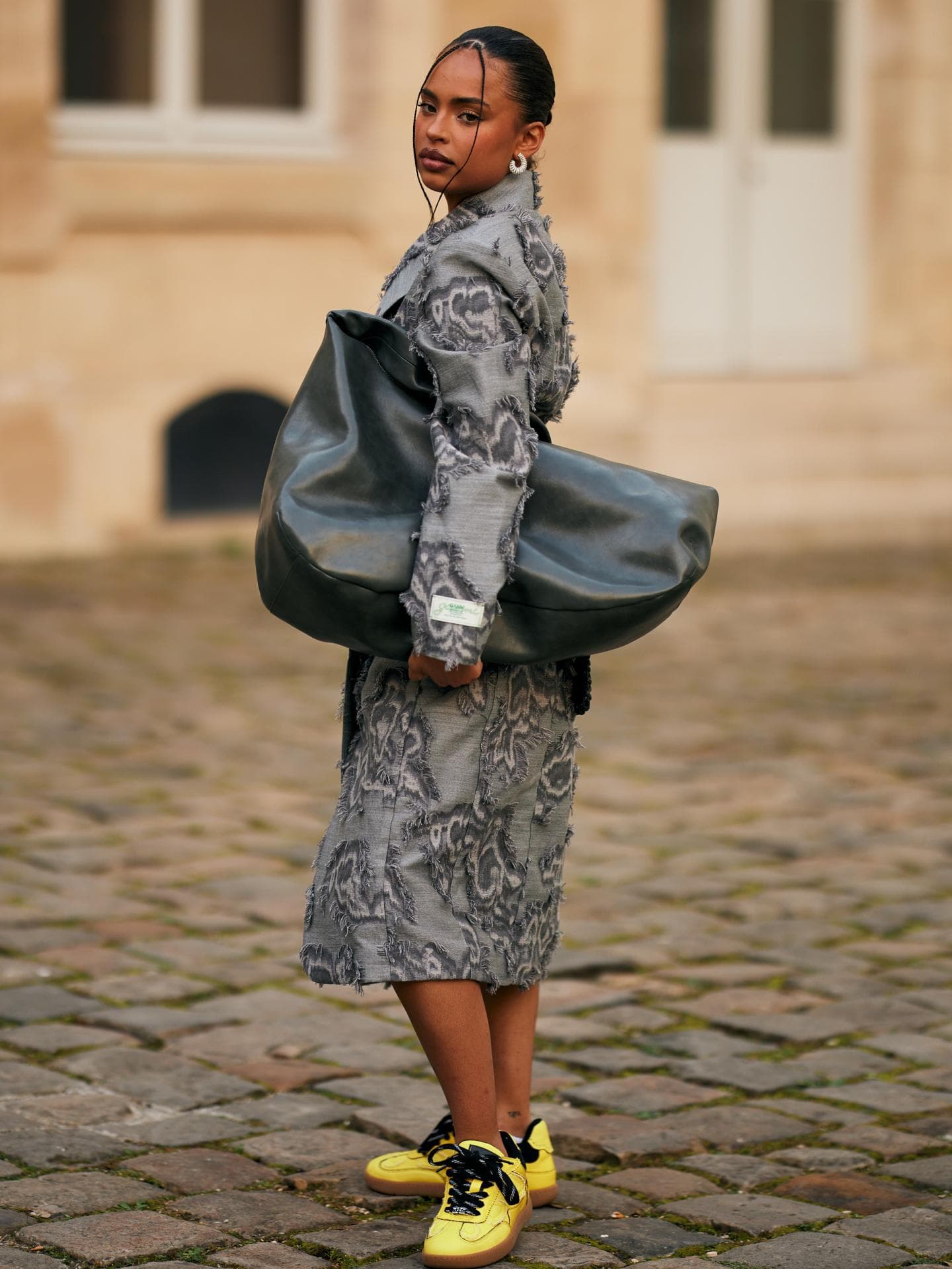 Bunte Sneaker kombinieren: So gelingt das Styling