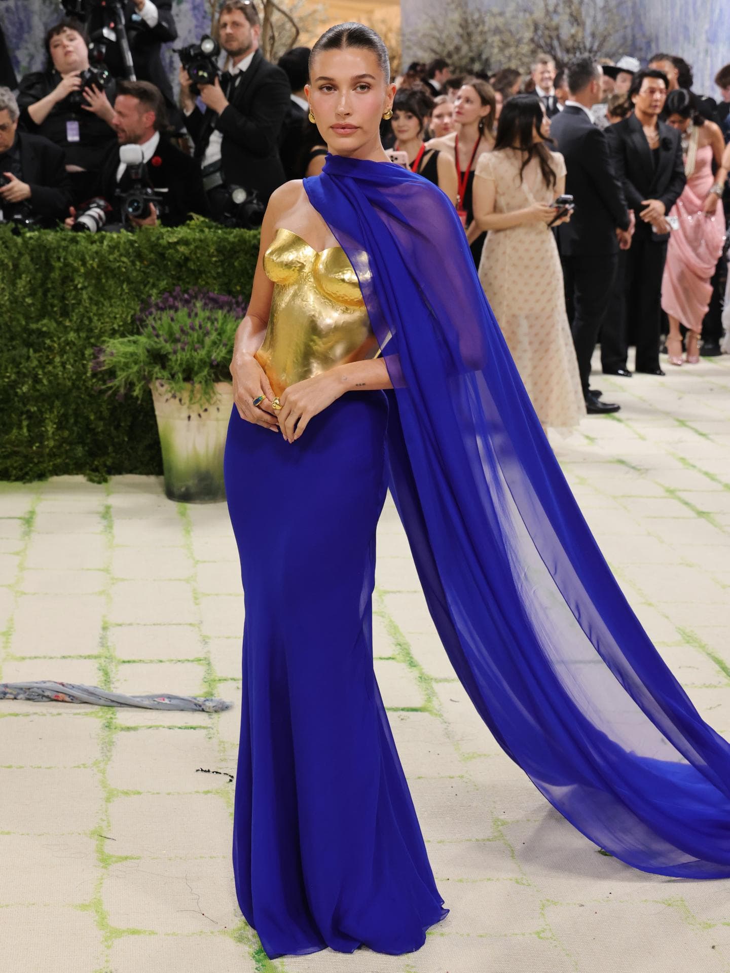 Hailey Bieber sieht in ihrer Saint Laurent-Robe wie eine griechische Göttin aus