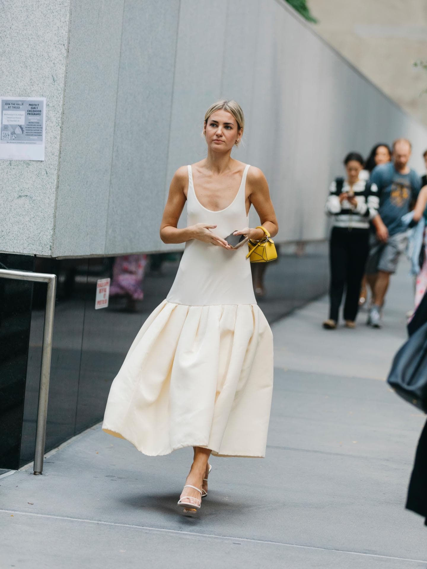 Sommer-Kleider 2026: Dieses lange Modell von ZARA tragen wir zu jedem Anlass