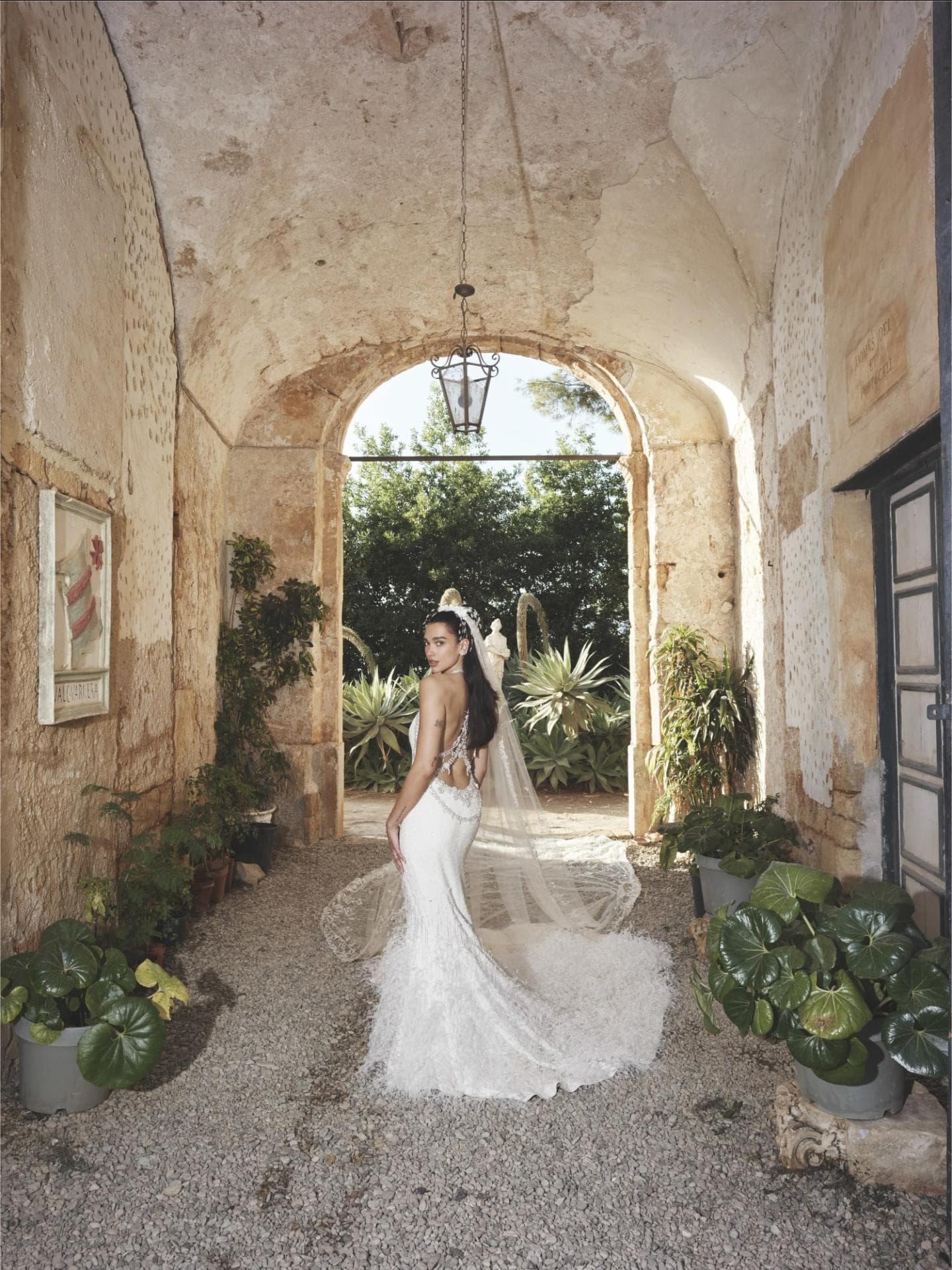 Dua Lipas Chanel-Hochzeitskleid setzt Braut-Trend 2026Dua Lipas Chanel-Hochzeitskleid setzt Braut-Trend 2026