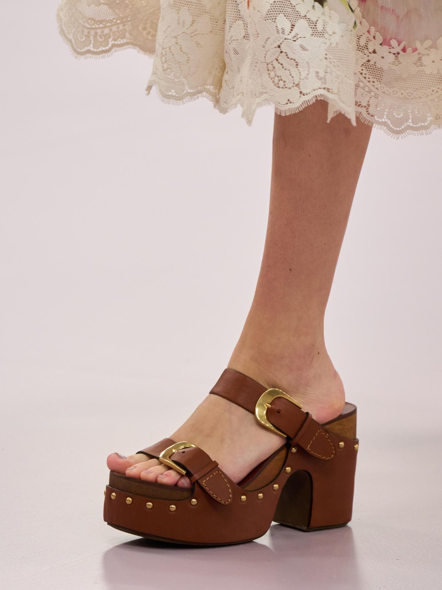 Warum stylische Clogs der Sommer-Schuh-Trend 2026 sind