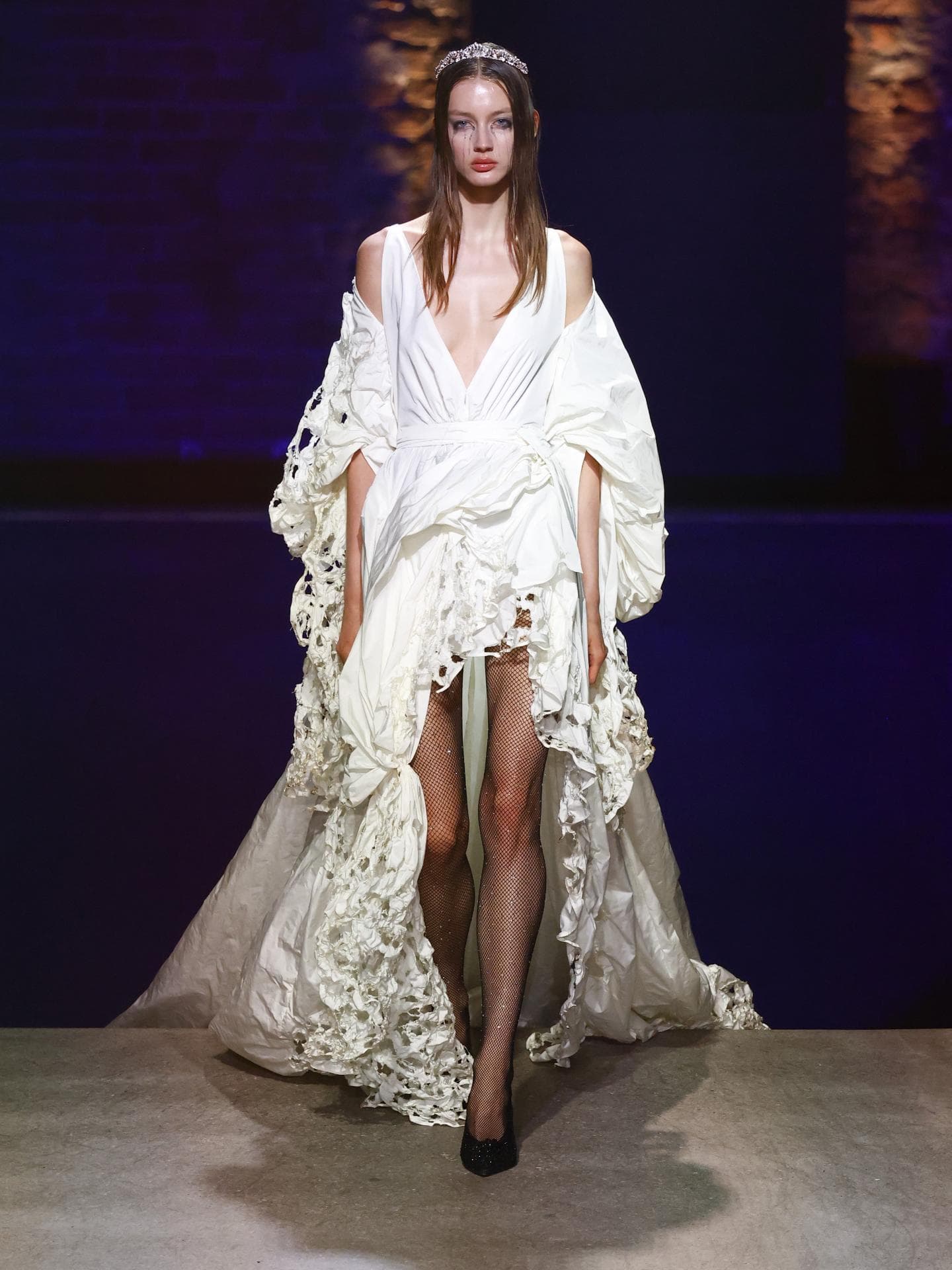 Kilian Kerner Spring/Summer 2027 Hochzeitskleid Ein blondes Model in einem weißen Hochzeitskleid