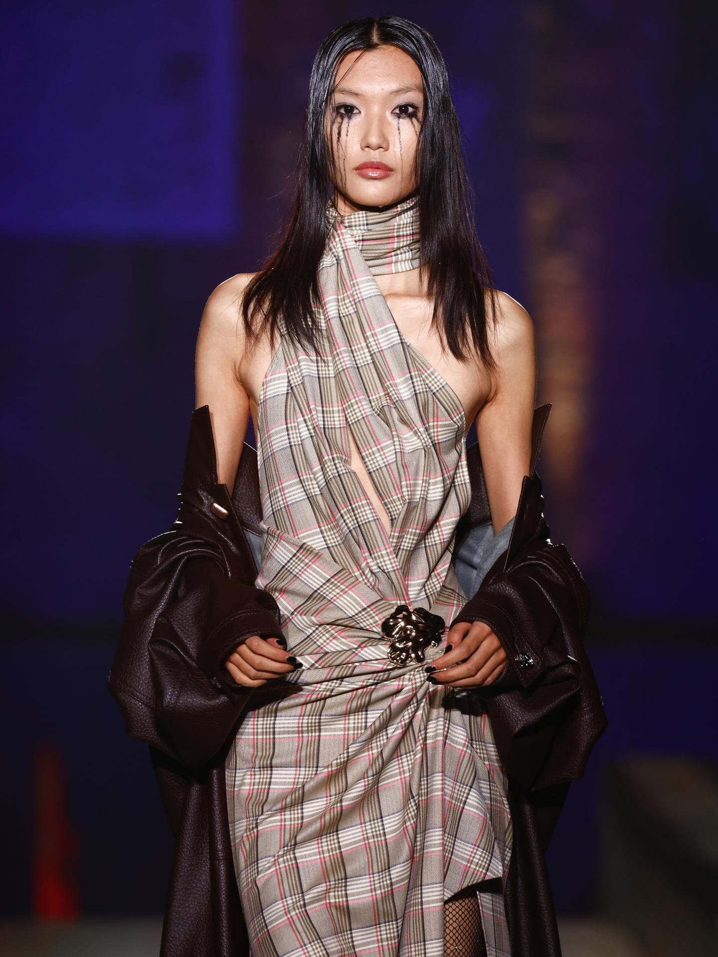 Model in einem Tartan-gemusterten Model in einem Tartan-gemusterten