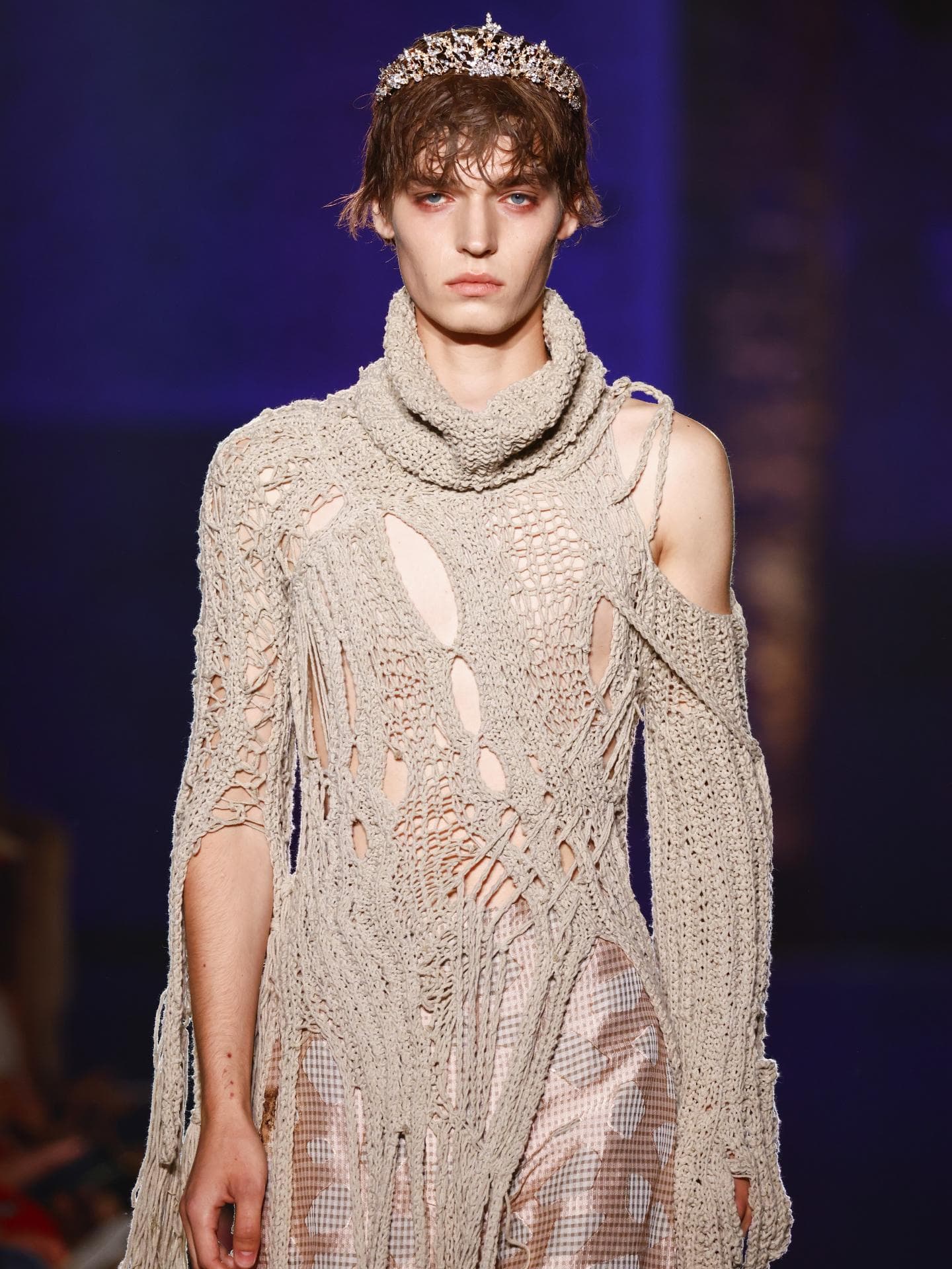 Model in einem Destroyed-Strickteil Model in einem Destroyed-Strickteil