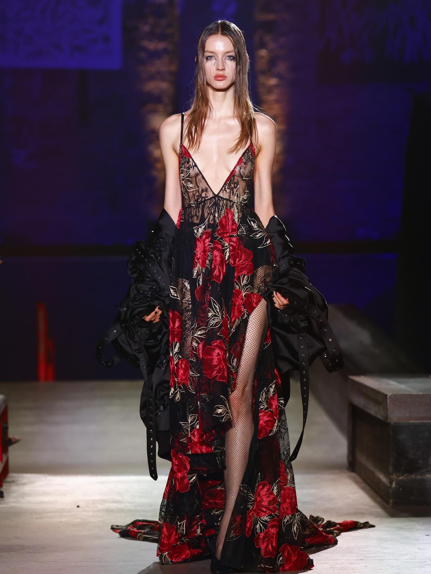 Ein Model in einem rot-schwarzen Kleid Ein Model in einem rot-schwarzen Kleid