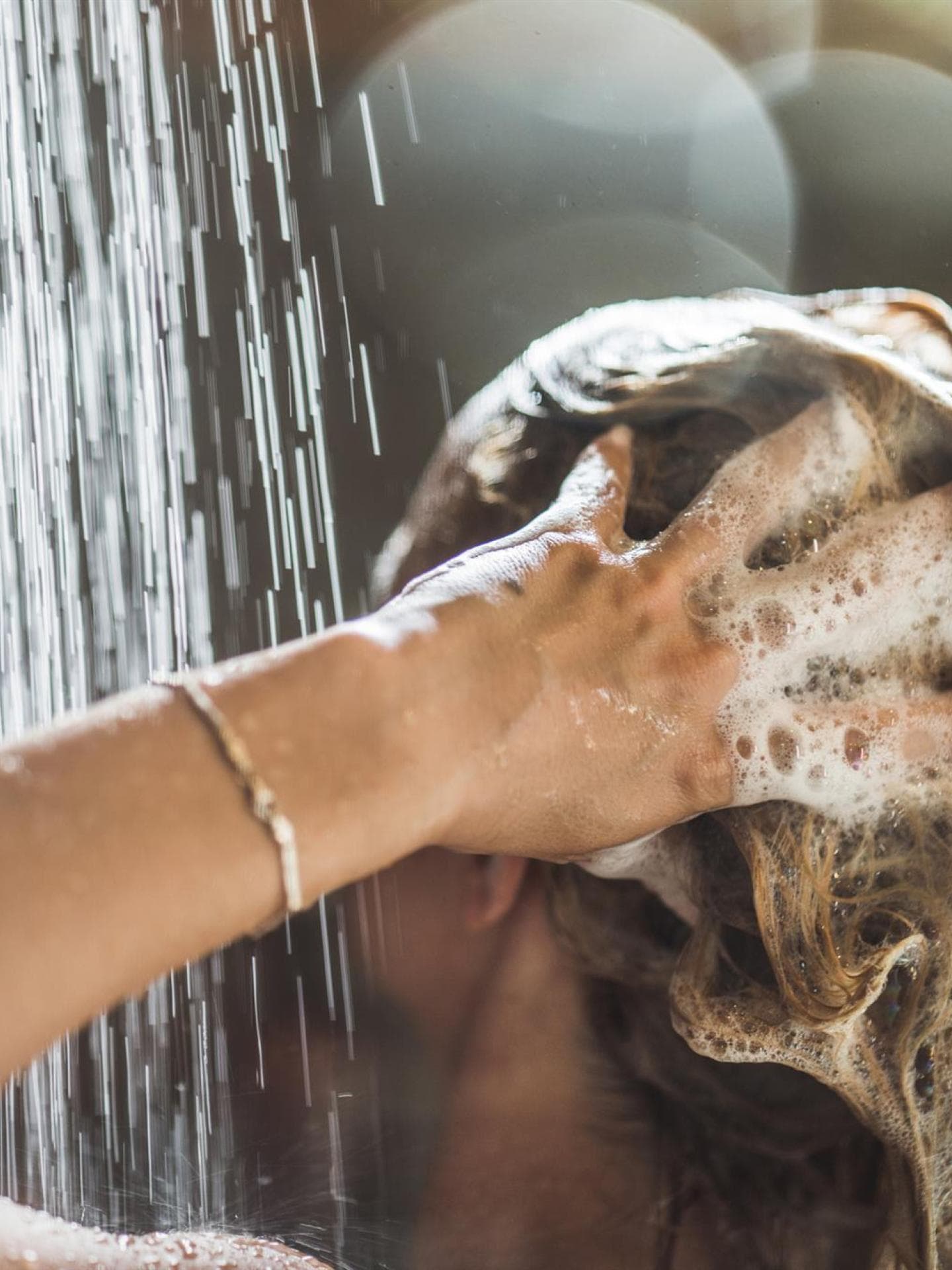 Haare unter der Dusche waschen Haare unter der Dusche waschen