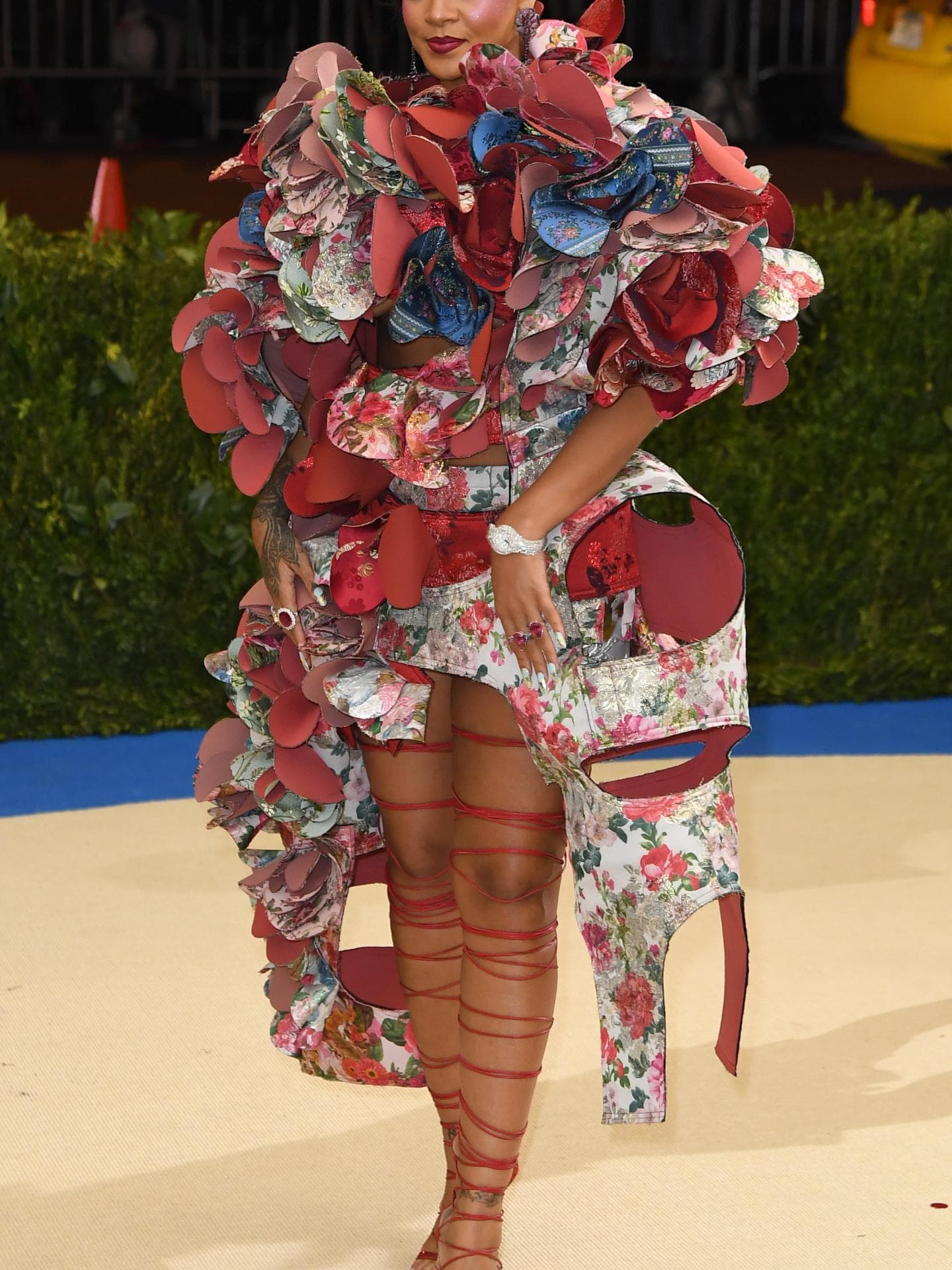 Blumen-All-Over – das gab es bei diesem Look mit 3D-Blumen von Rihanna auf der Met Gala 2017 zu sehen. Das Thema: "Rei Kawakubo/Comme des Garçons 2016: Art of the In-Between". 