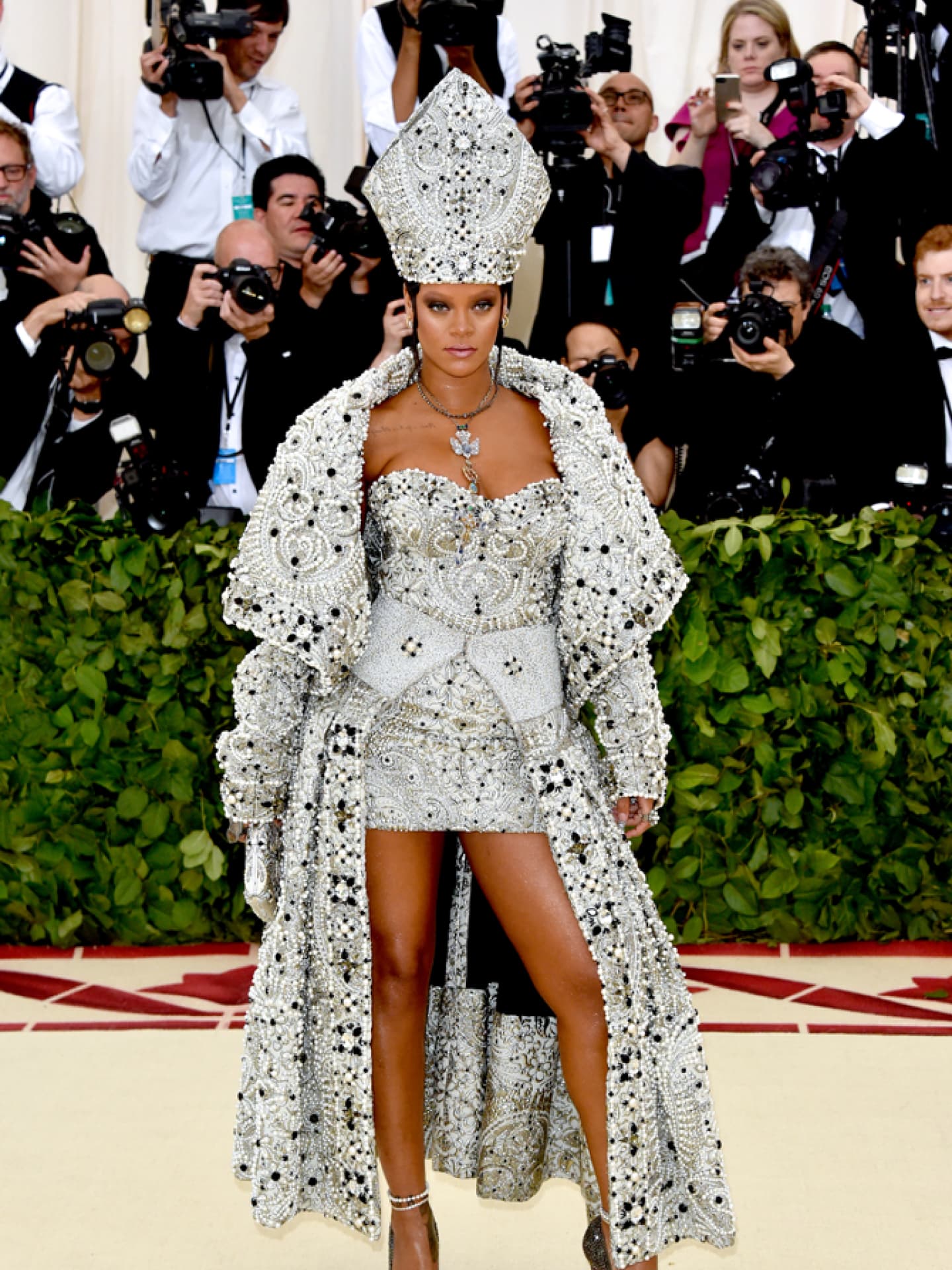 Rihanna als Päpstin im Jahr 2018 zum Thema "Heavenly Bodies: Fashion and the Catholic Imagination" in einer Kreation von Maison Margiela.
