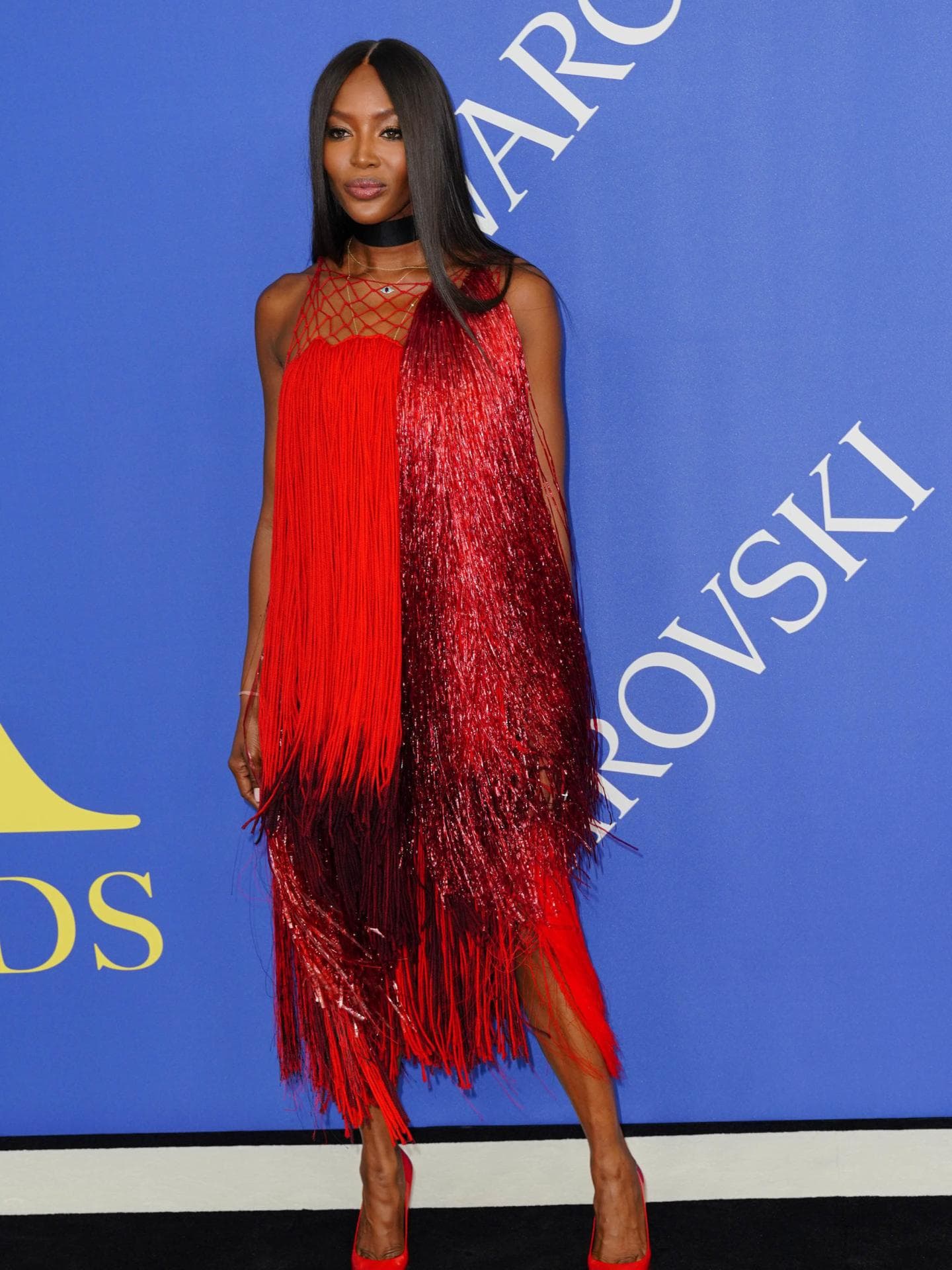 Naomi Campbell auf den Cfda Awards in einem roten Fransenkleid