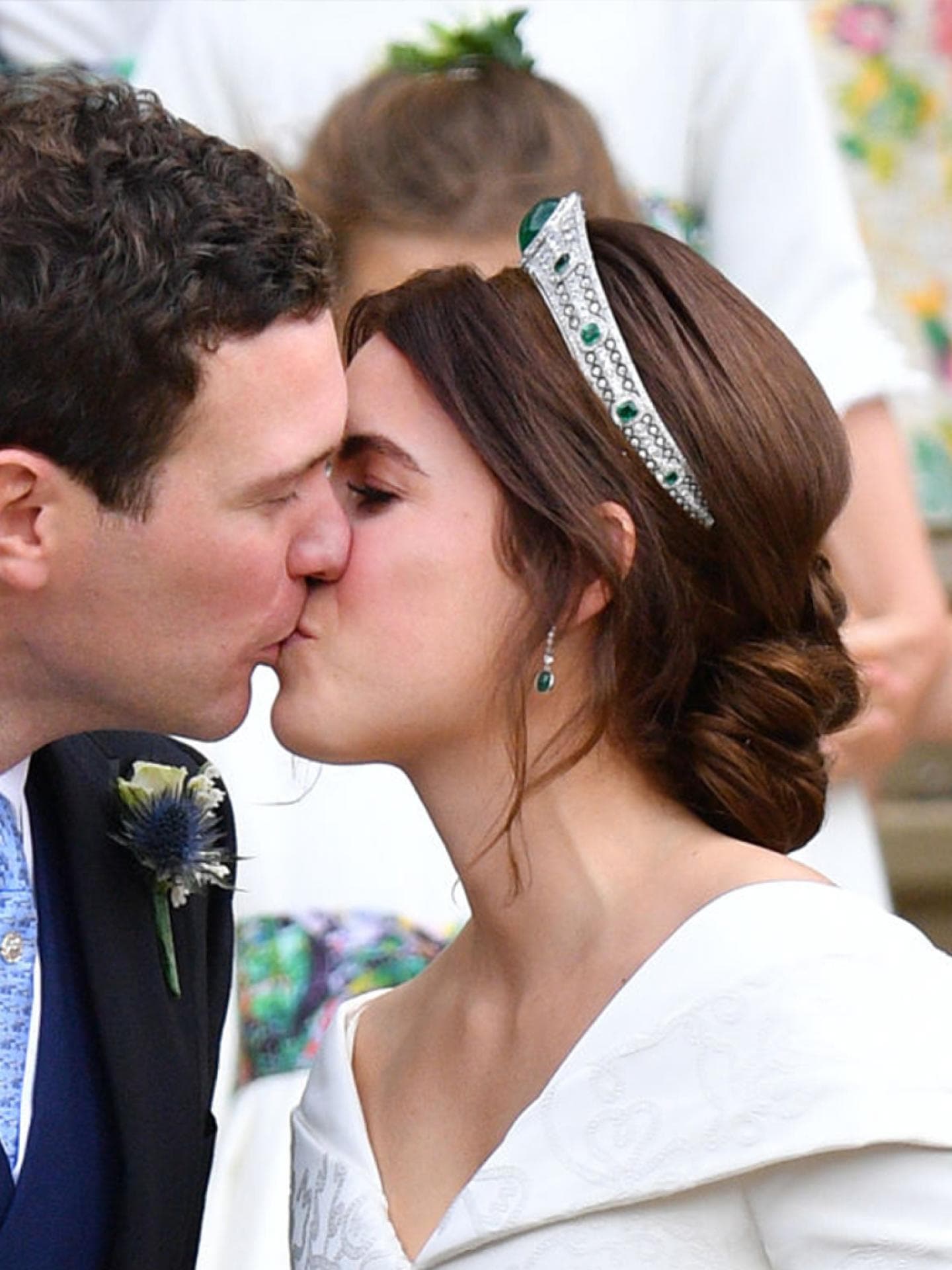 Prinzessin Eugenie küsst ihren Mann an ihrer Hochzeit