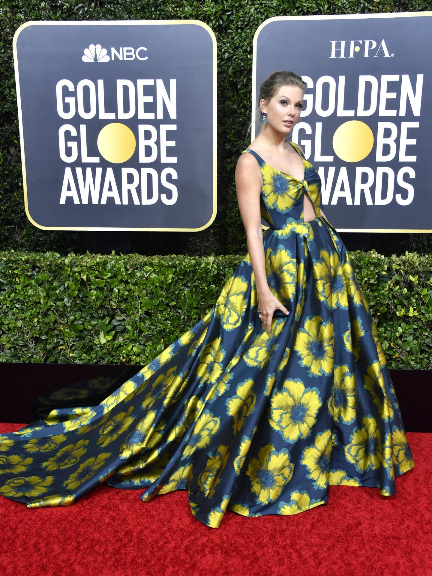 Taylor Swift trägt rotes Kleid 