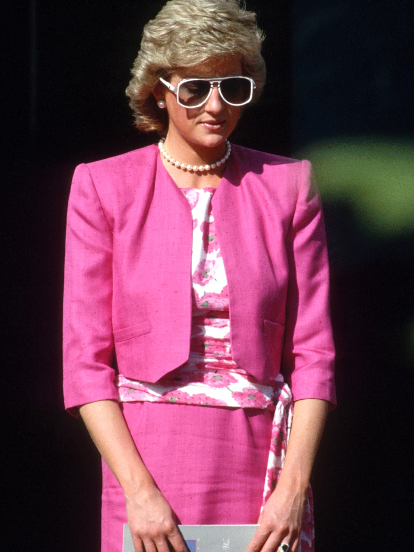 Lady Di in einem pinfarbenen Look