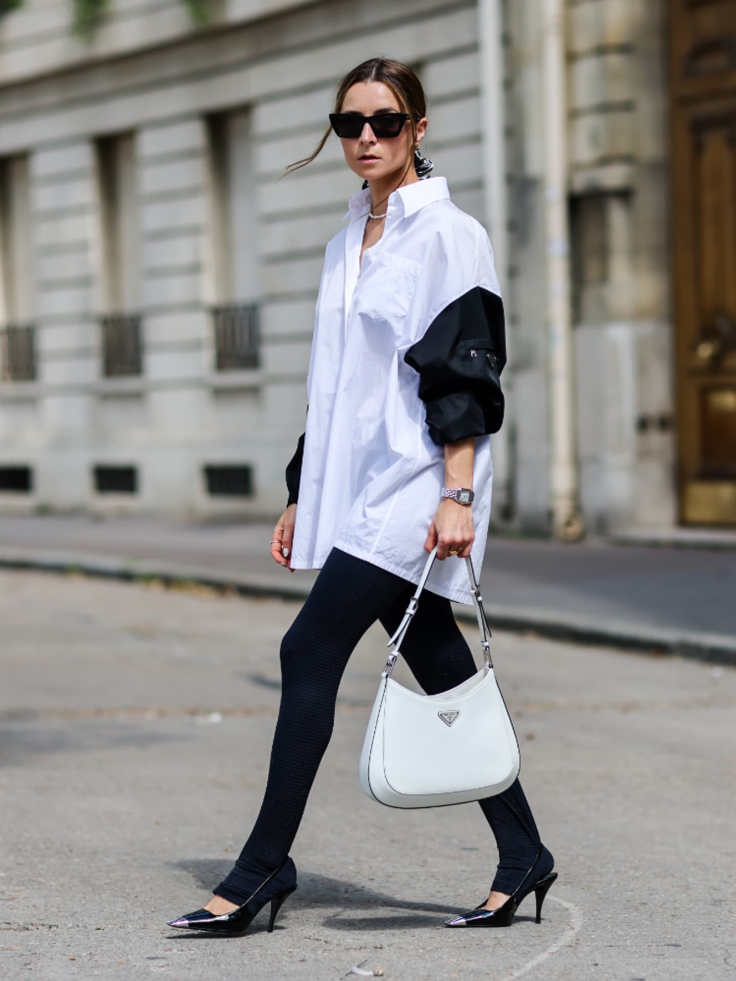 Julia Comil trägt schwarze Leggings und weiße Bluse