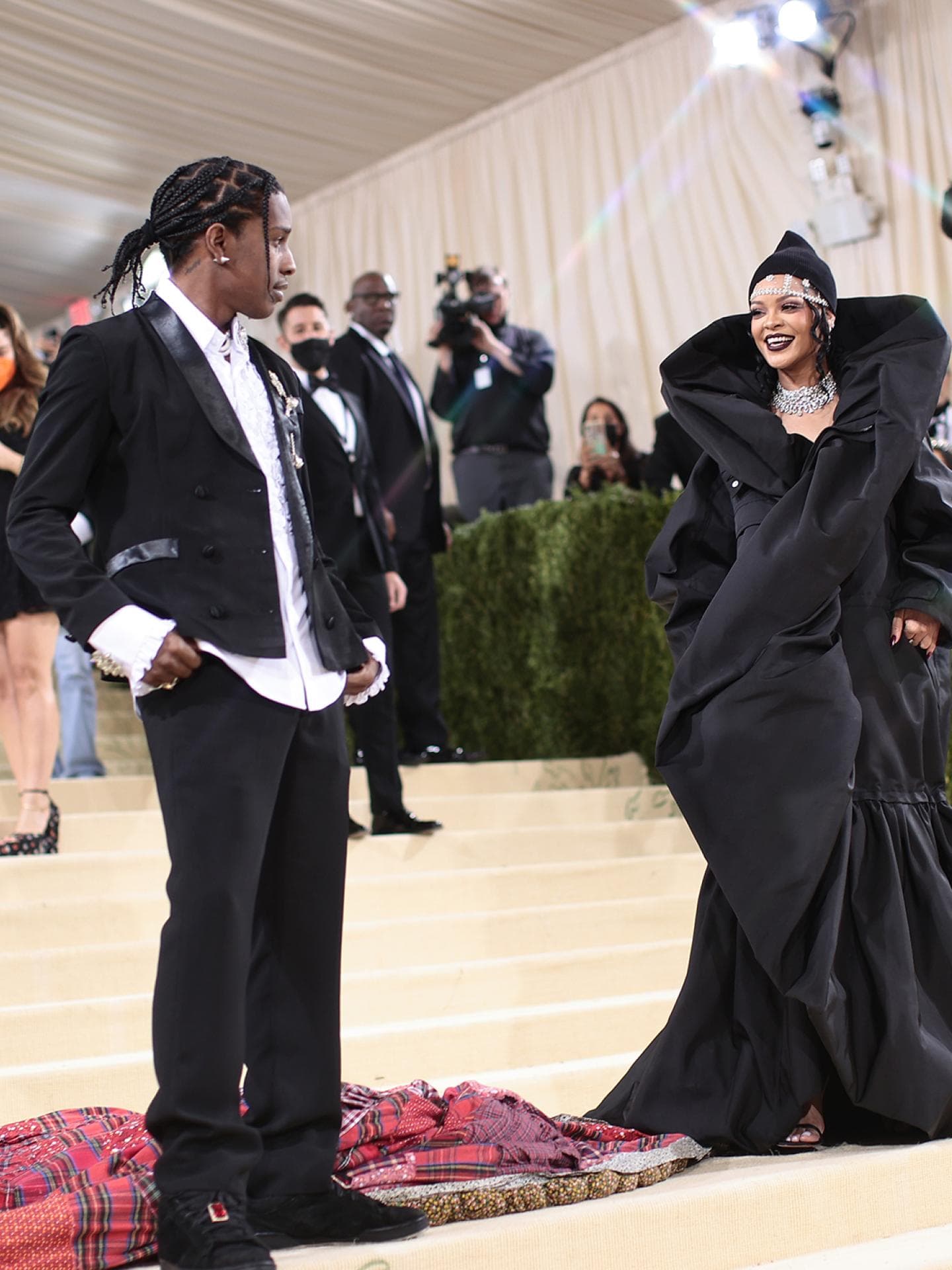 Rihanna bei der Met Gala 2021 in einem schwarzen Dress von Balaneciaga mit ihrem Partner Asap Rocky zum Motto "In America: A Lexicon Of Fashion".