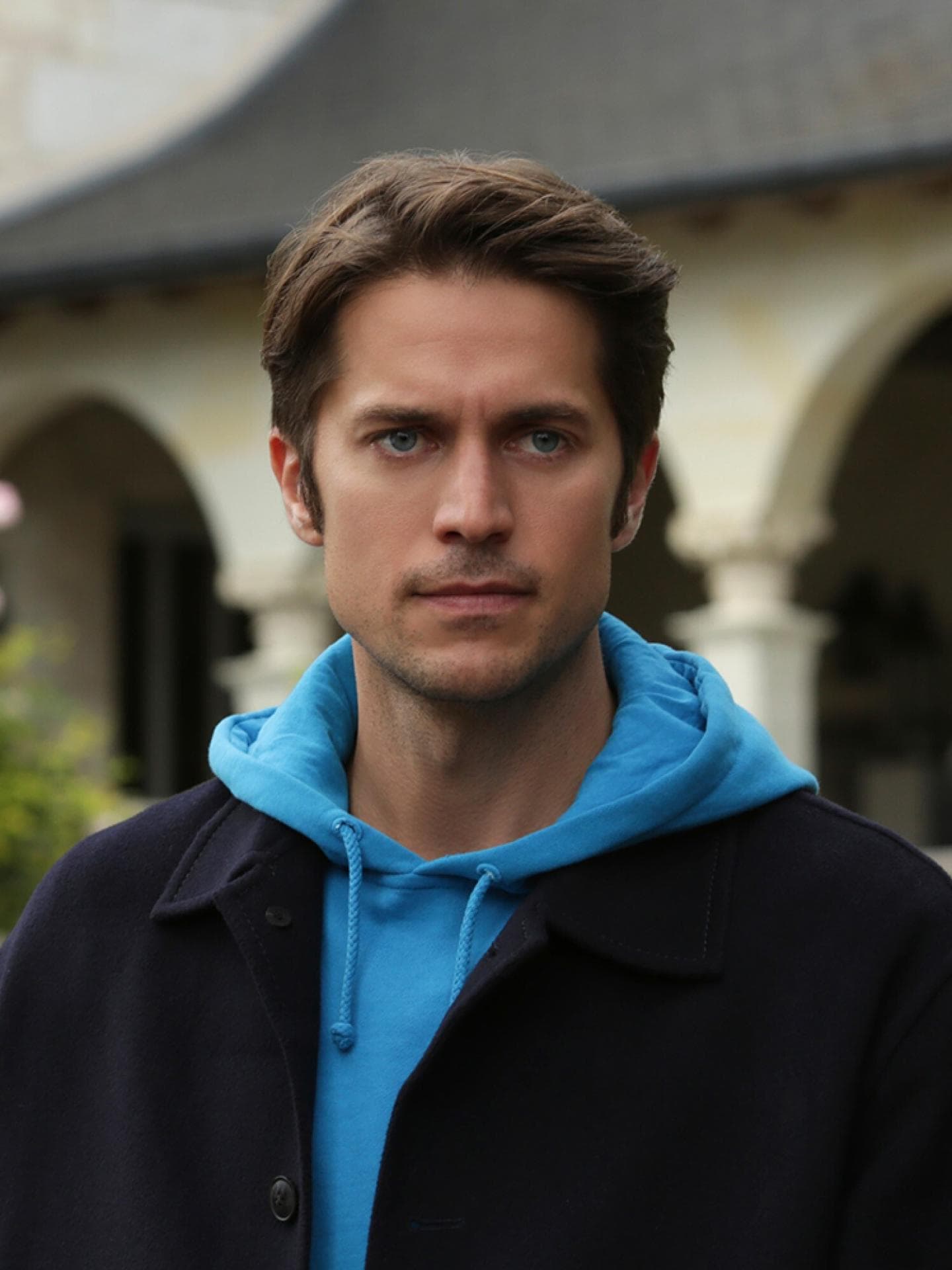 Serienschauspieler: Lucas Bravo