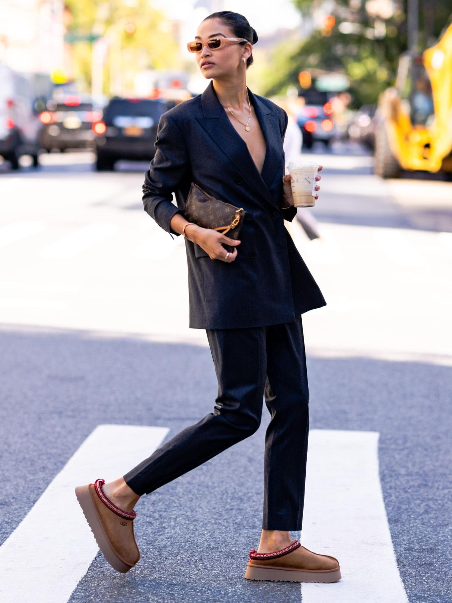 Model Shanina Shaik trägt eine Louis Vuitton Monogram Pochette