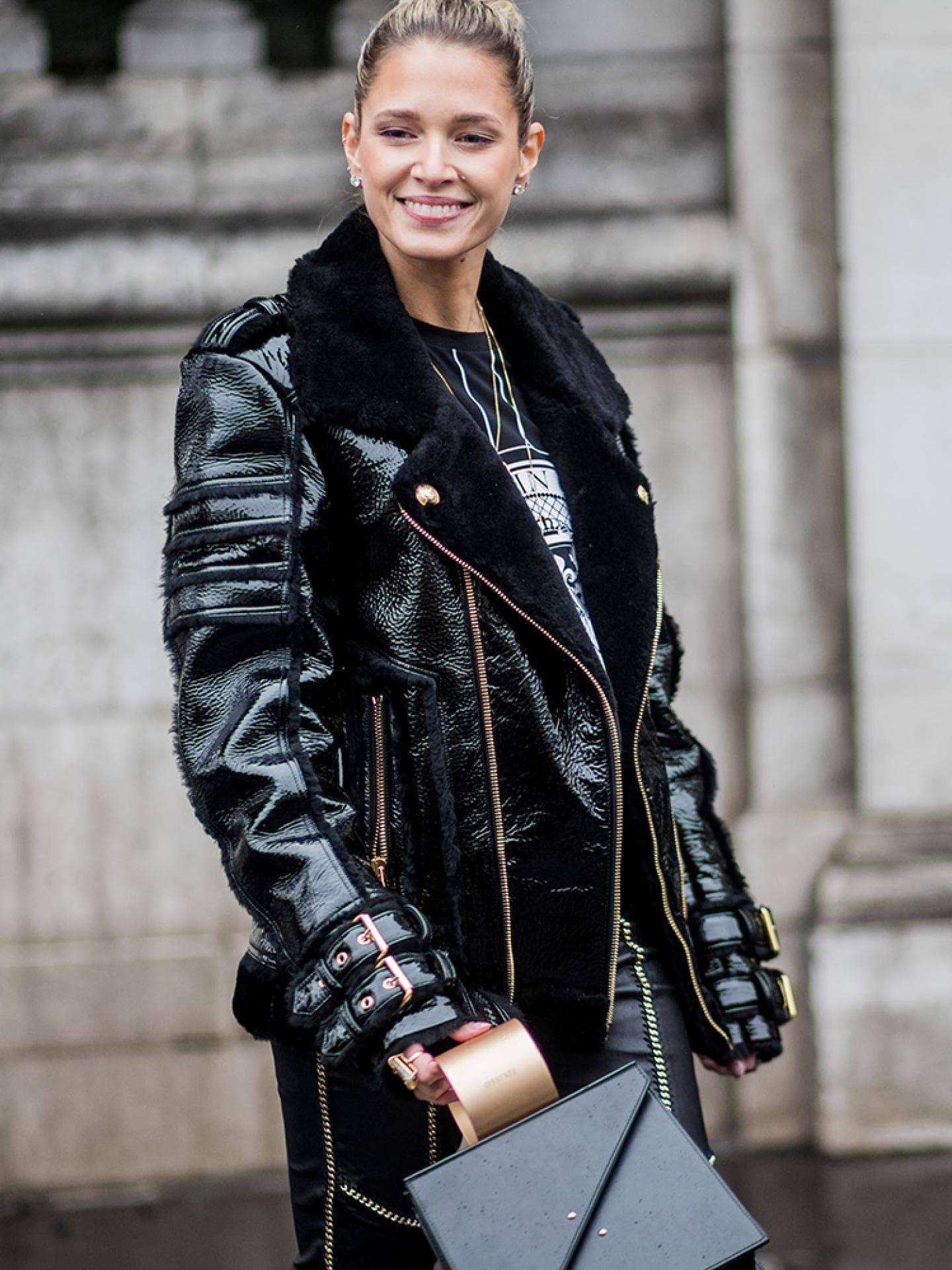 Frau in schwarzer Lederjacke