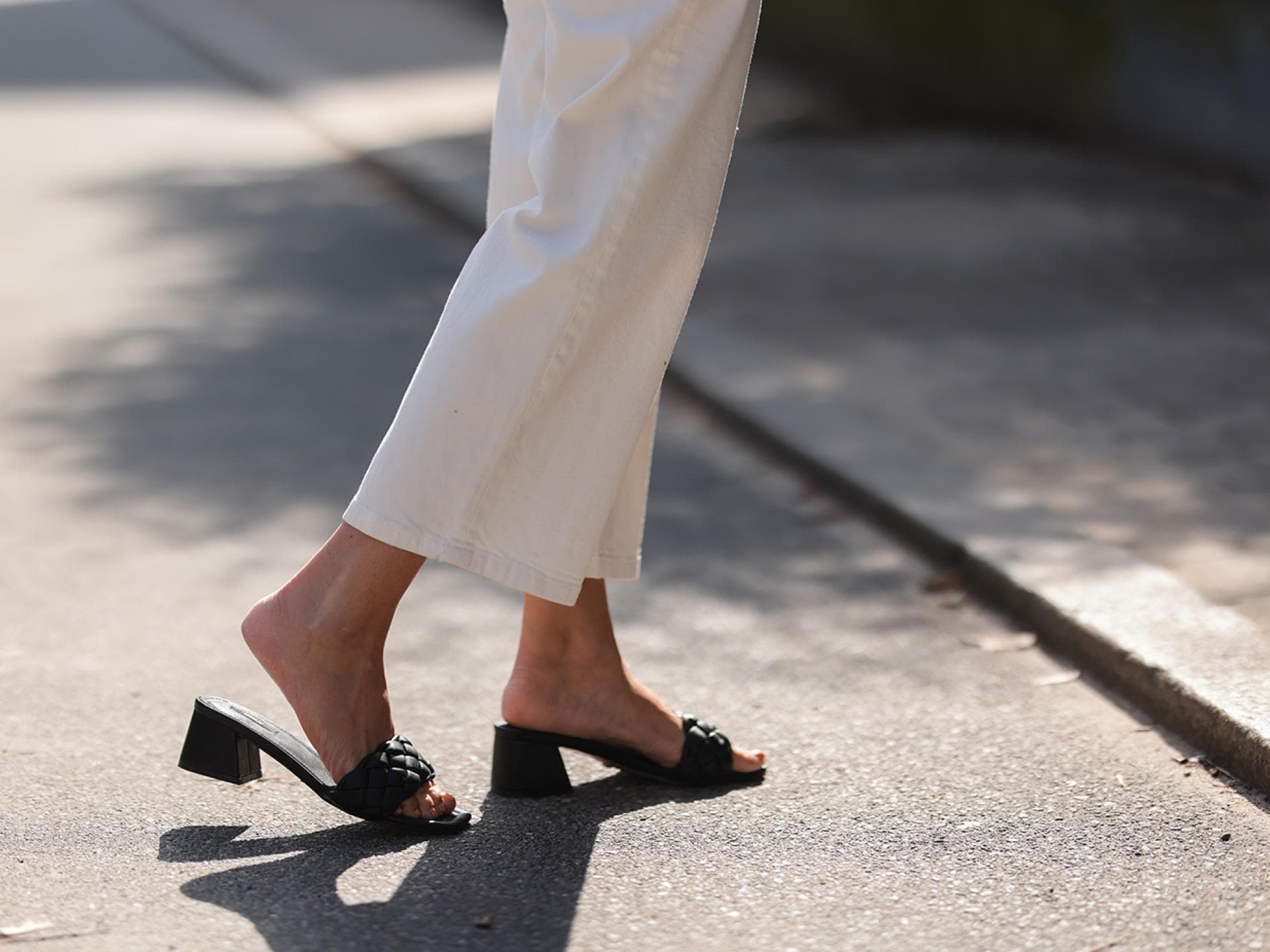 Frau in schwarzen Sandalen