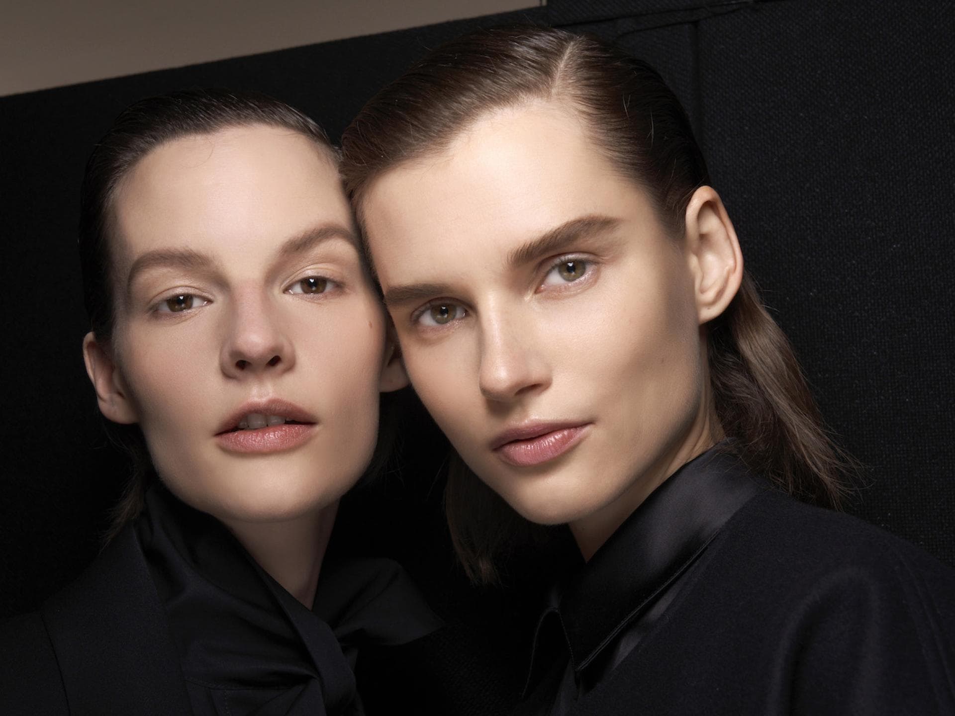 Zwei Models mit reiner Haut