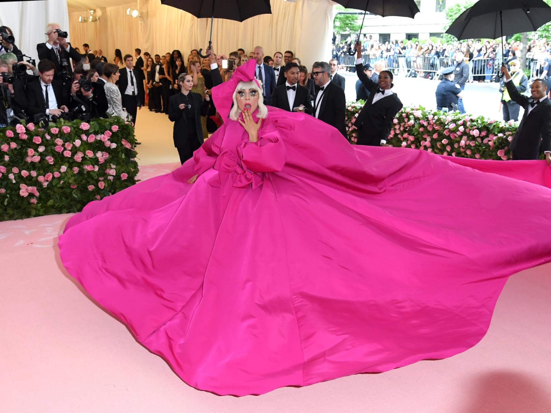 Lady Gaga auf der Met Gala 2019 in pinker Robe
