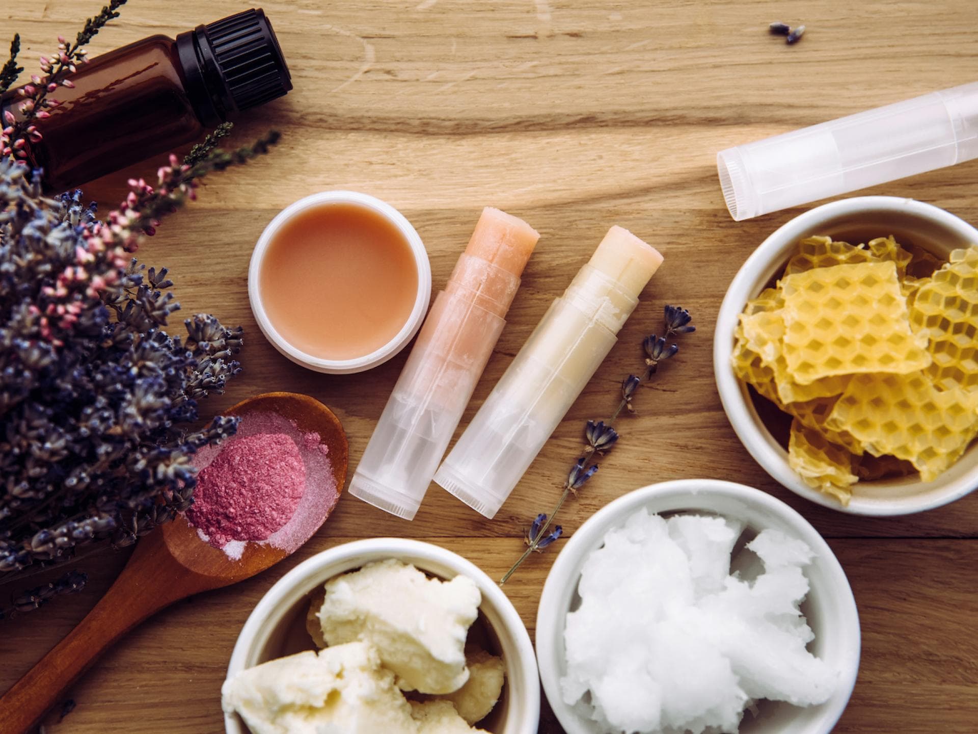 Lippenbalsam selber machen: 3 pflegende DIY-Rezepte