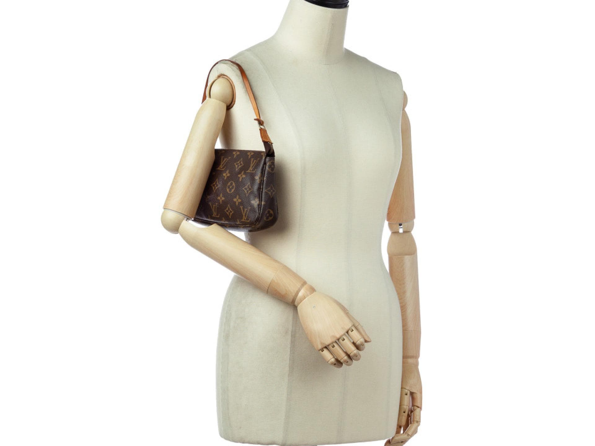 Pochette Accesoire am Arm einer Puppe