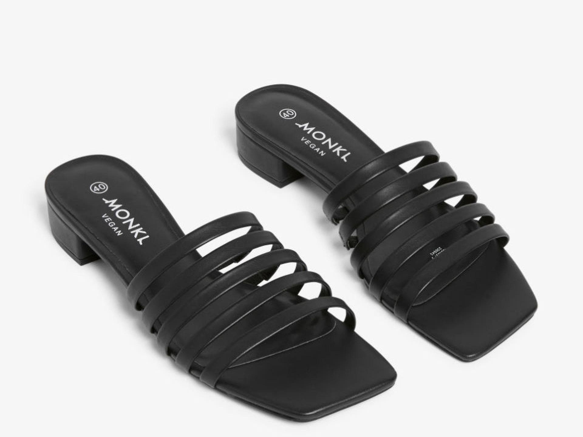 Schwarze Riemchensandalen
