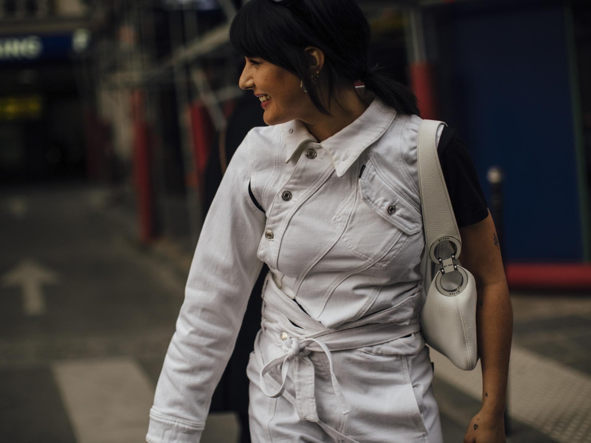 Frau Streetstyle weiße Jeansjacke Frau Streetstyle weiße Jeansjacke