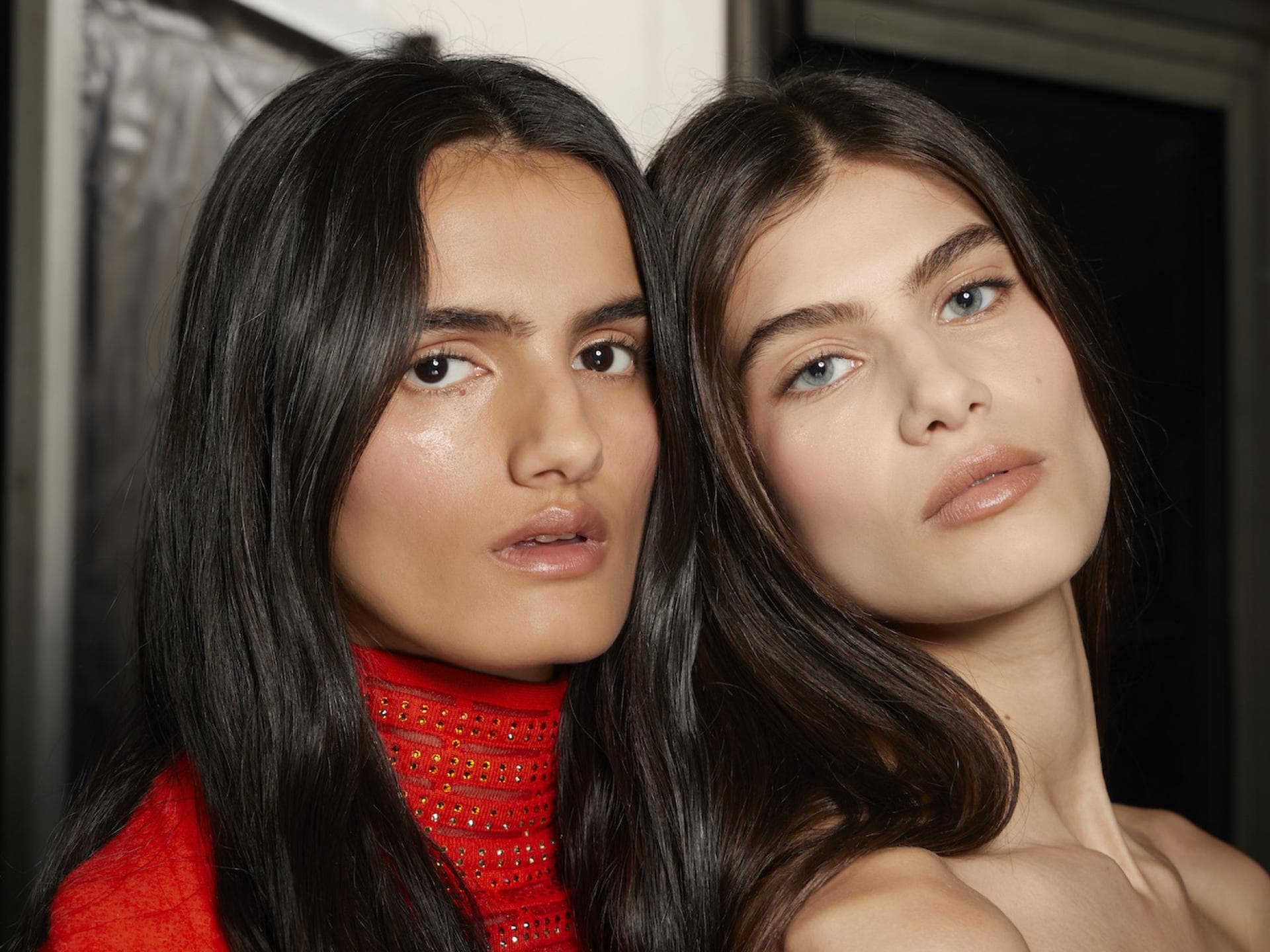 Zwei Models brünett backstage