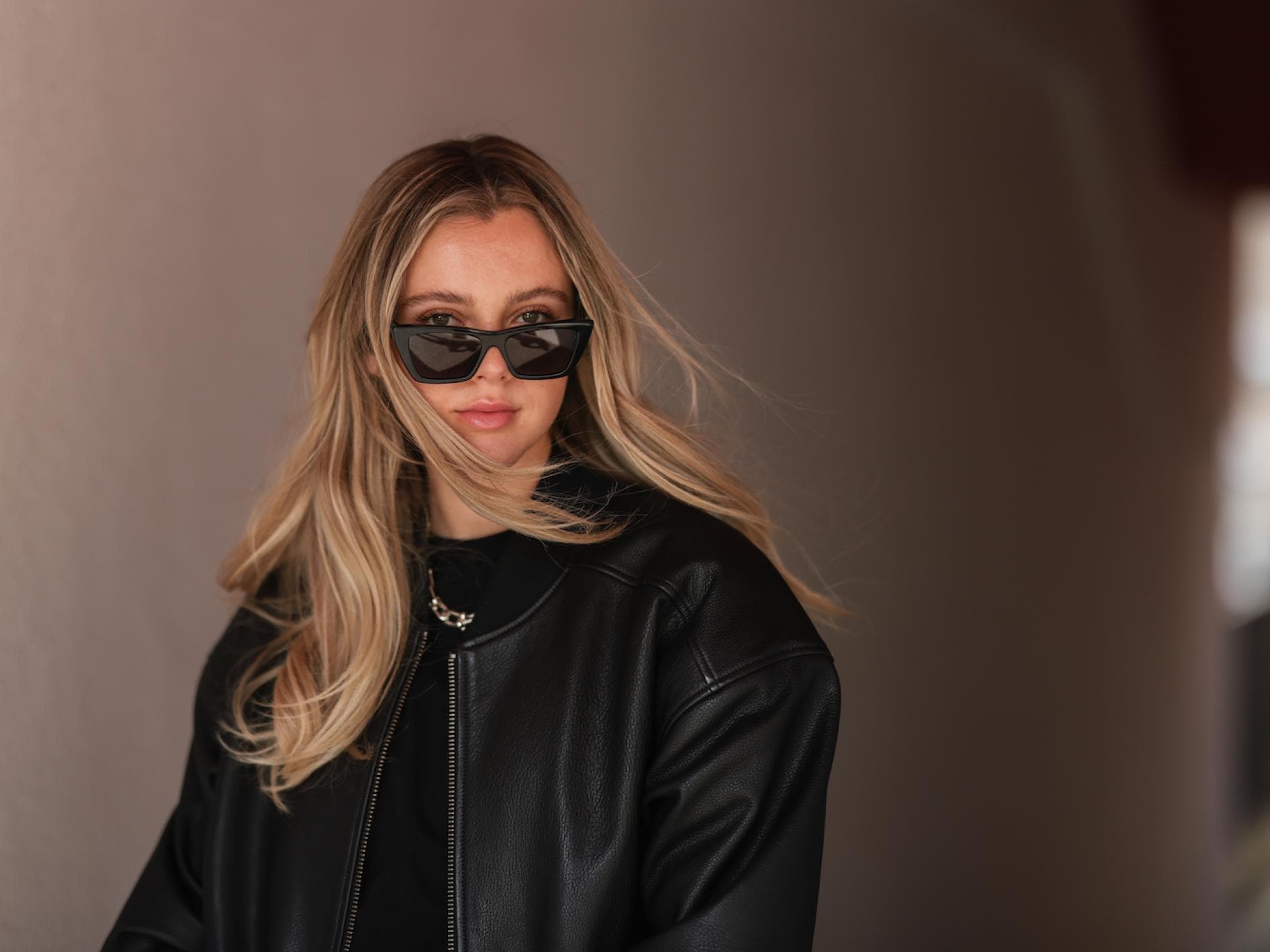 Isabell Hartmann mit Lederjacke und Sonnenbrille
