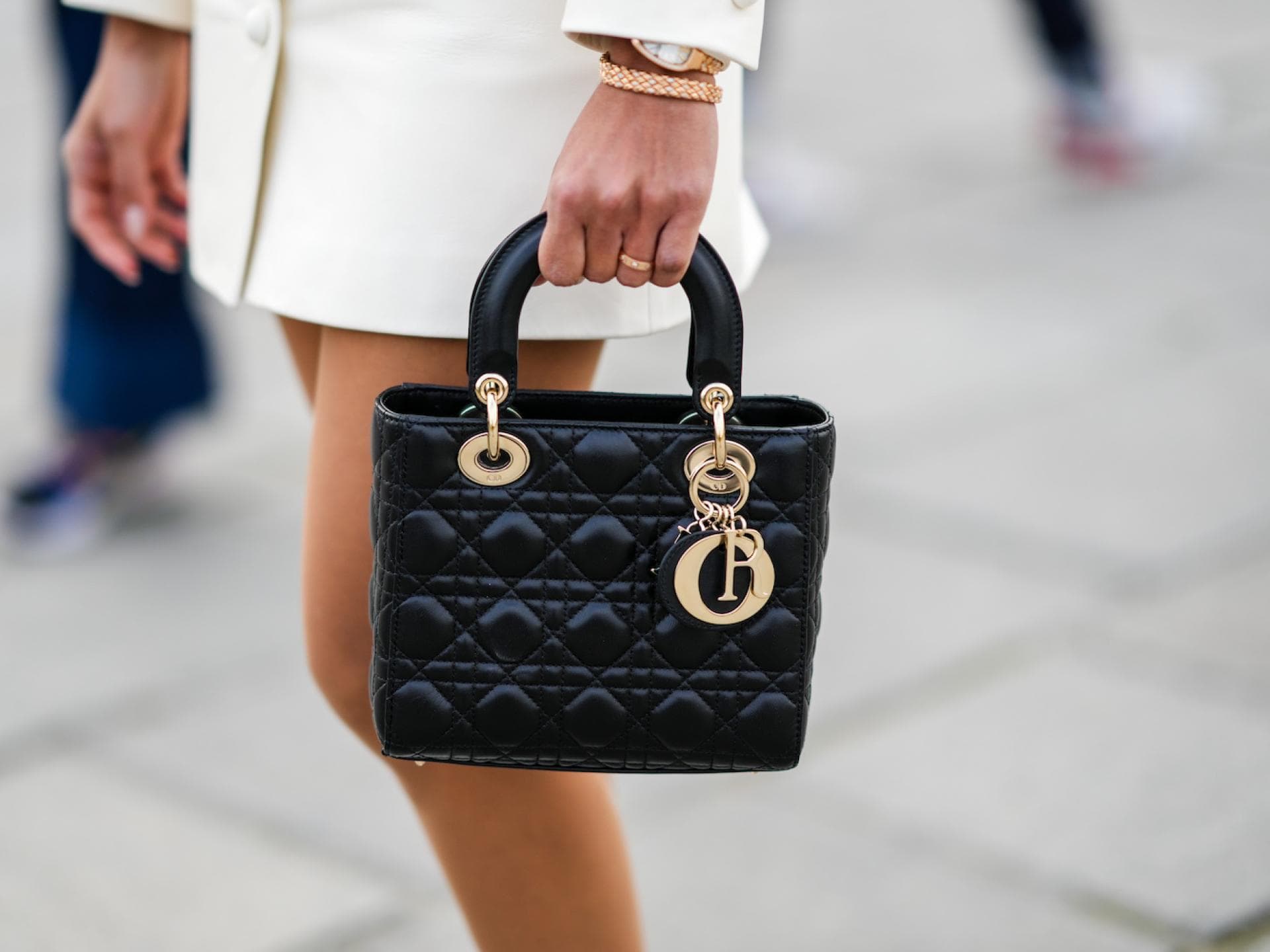 Schwarze Lady Dior Bag mit goldenen Details