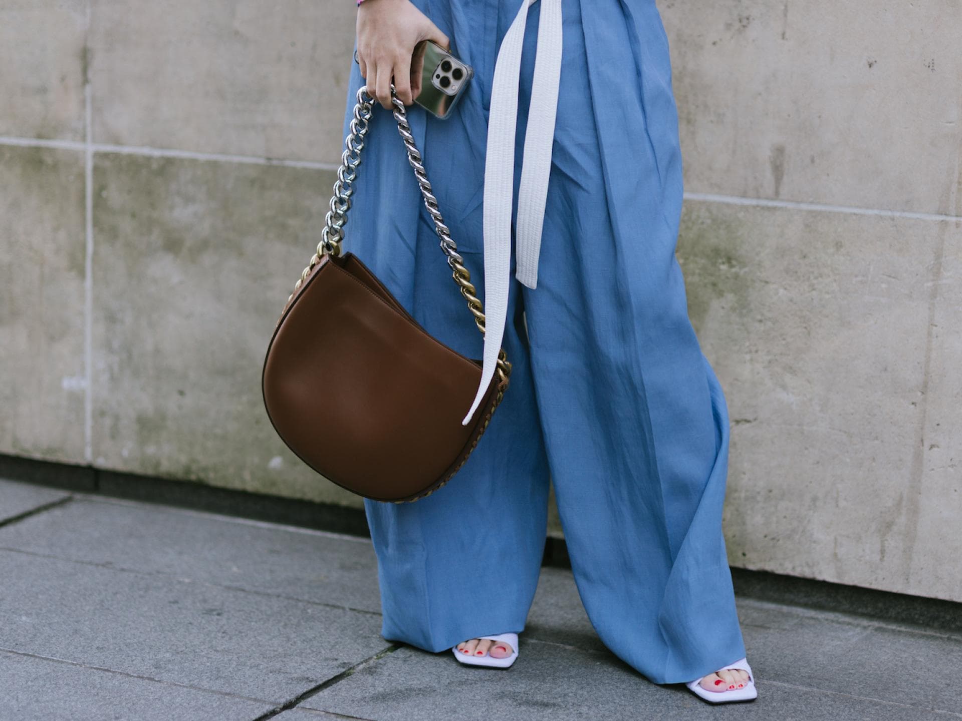 Stella McCartney Tasche in Kombination mit blauer Hose