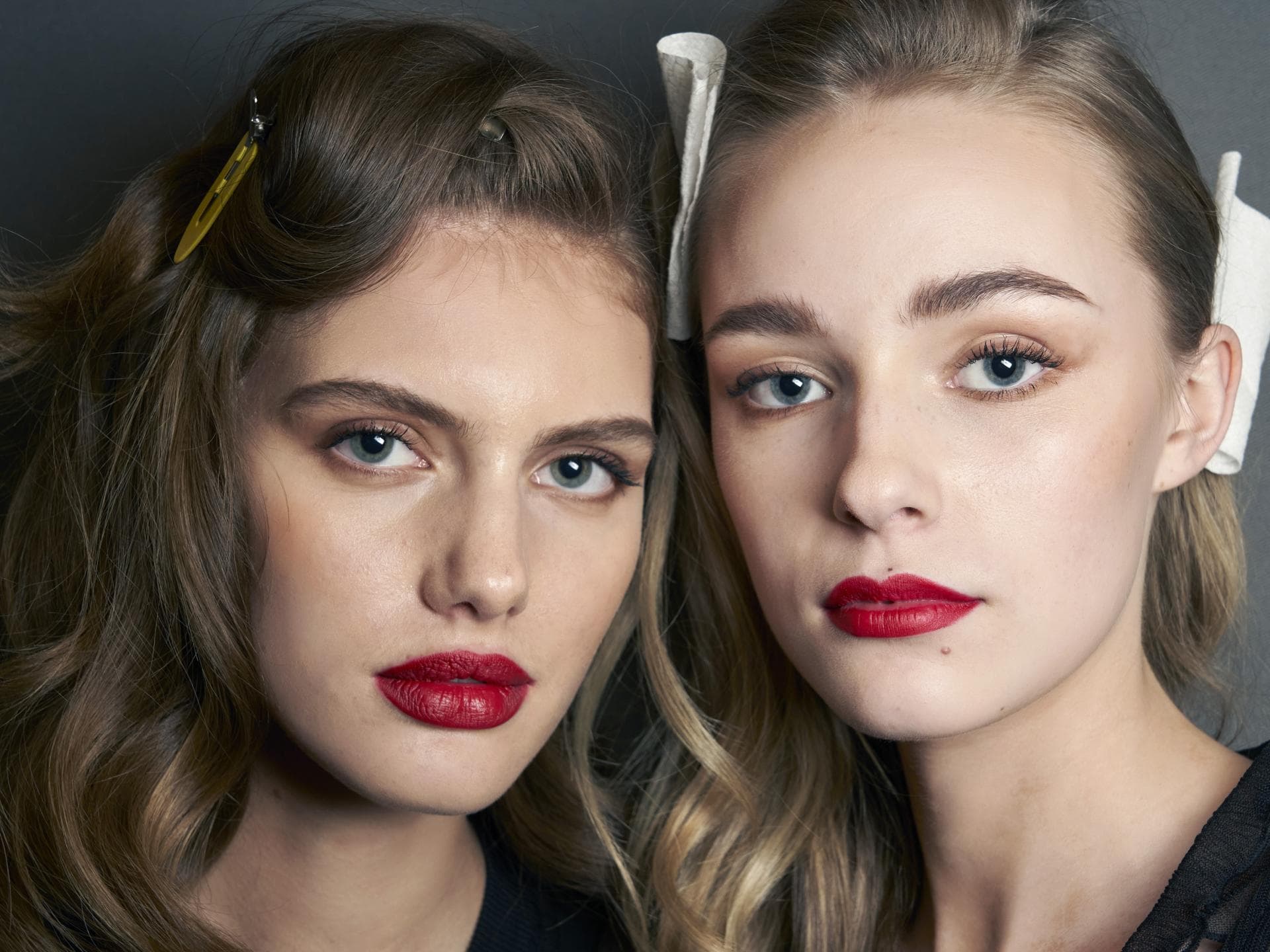 zwei Frauen Make-Up Bronzer Nahaufnahme