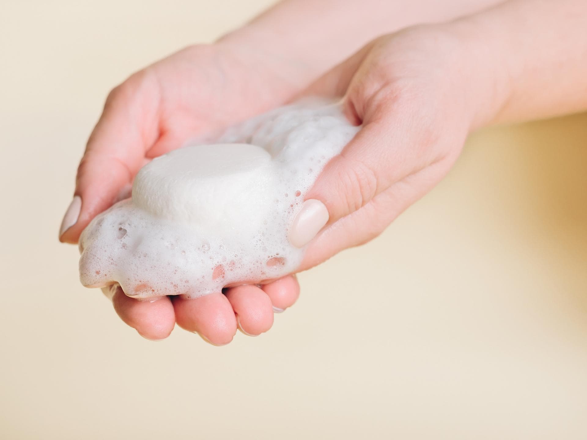 Festes Shampoo selber machen: So einfach geht's zu Hause