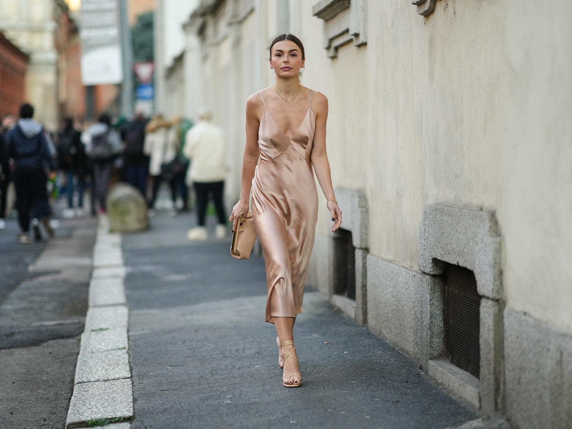 Frau in einem champagnerfarbenen Seidenkleid