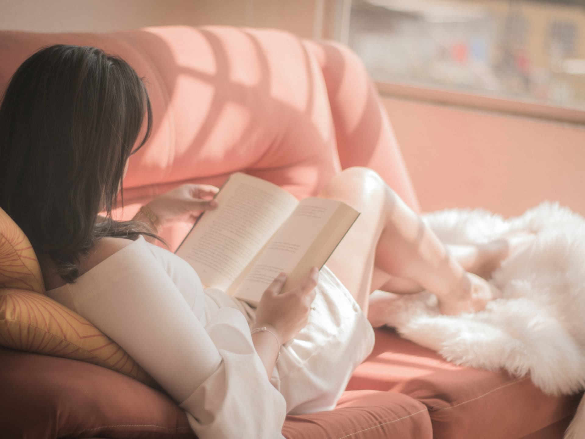 Finanztipps für Frauen Frau liest Buch