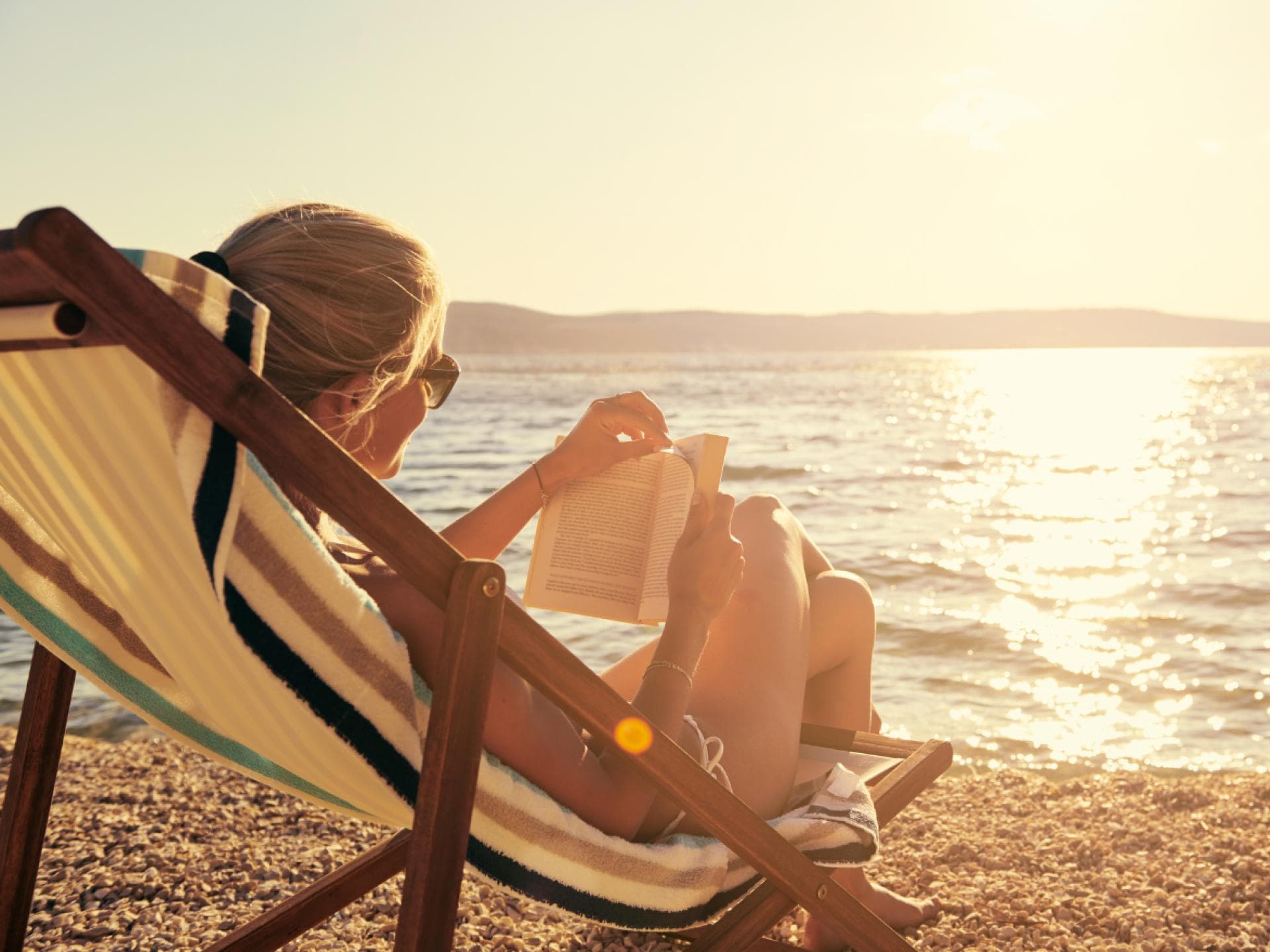 frau liest buch Strand Liegestuhl frau liest buch Strand Liegestuhl