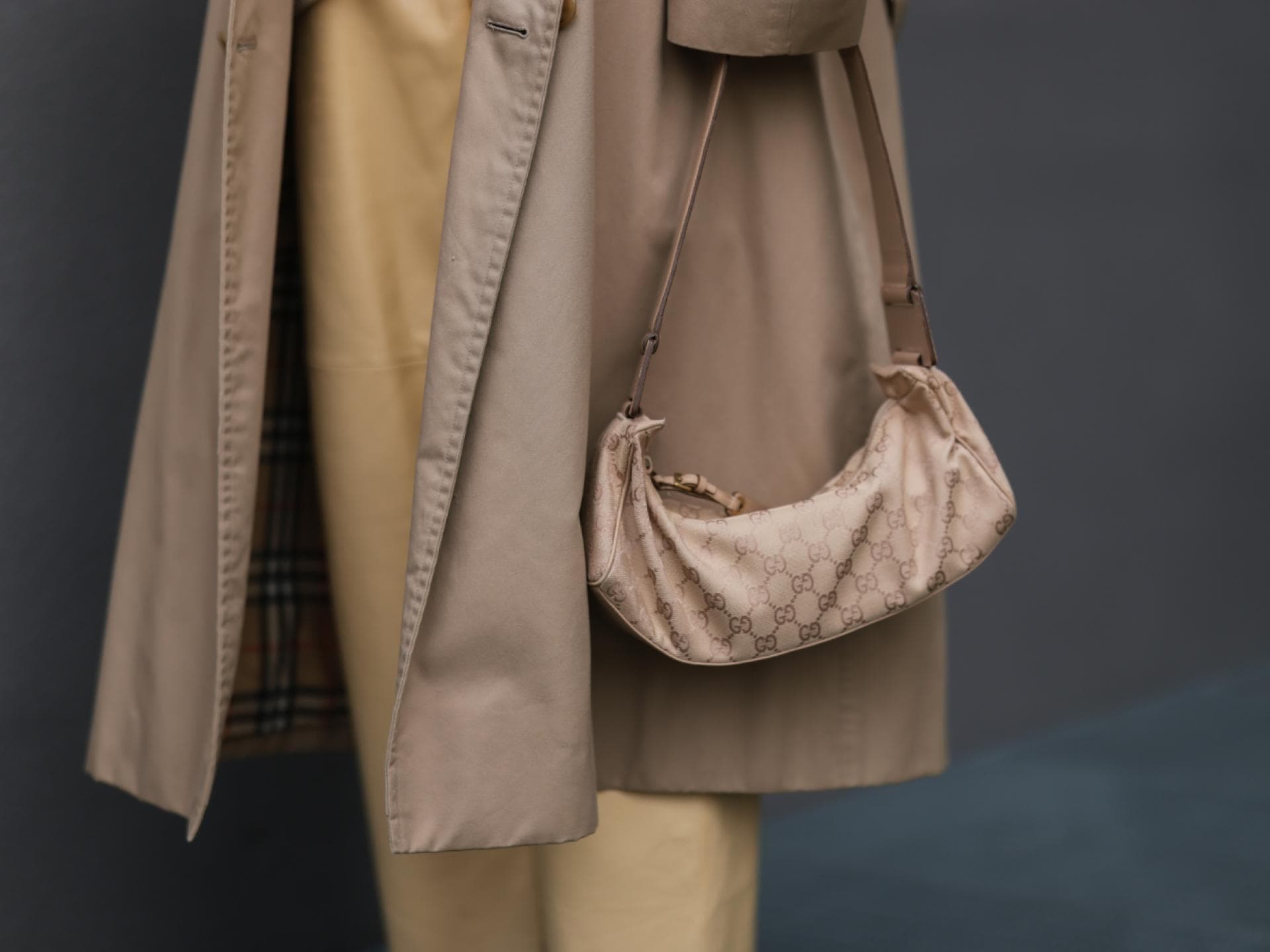 Frau Streetstyle beiger Look Gucci Tasche
