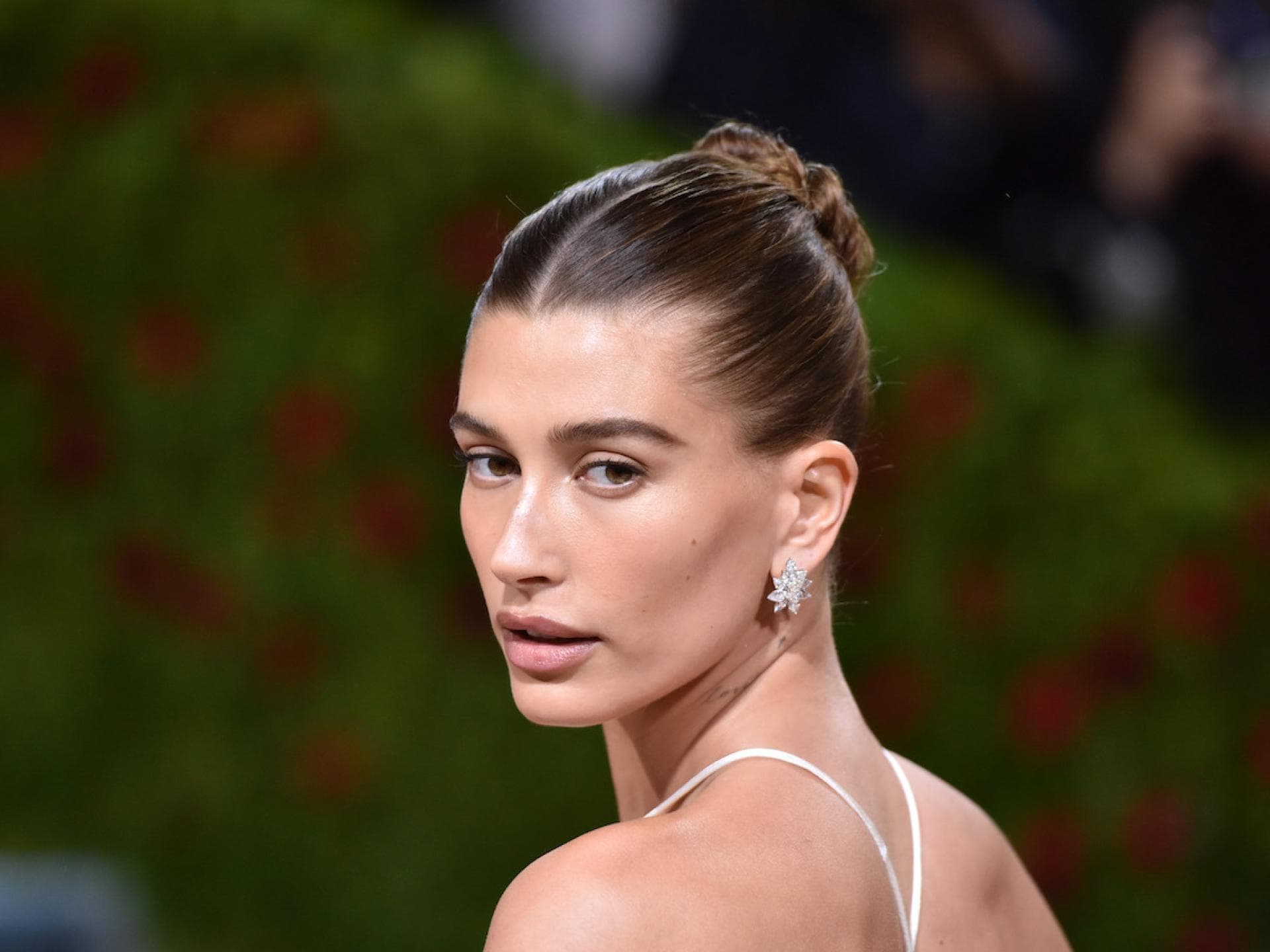 Hailey Bieber mit Sleek Bun
