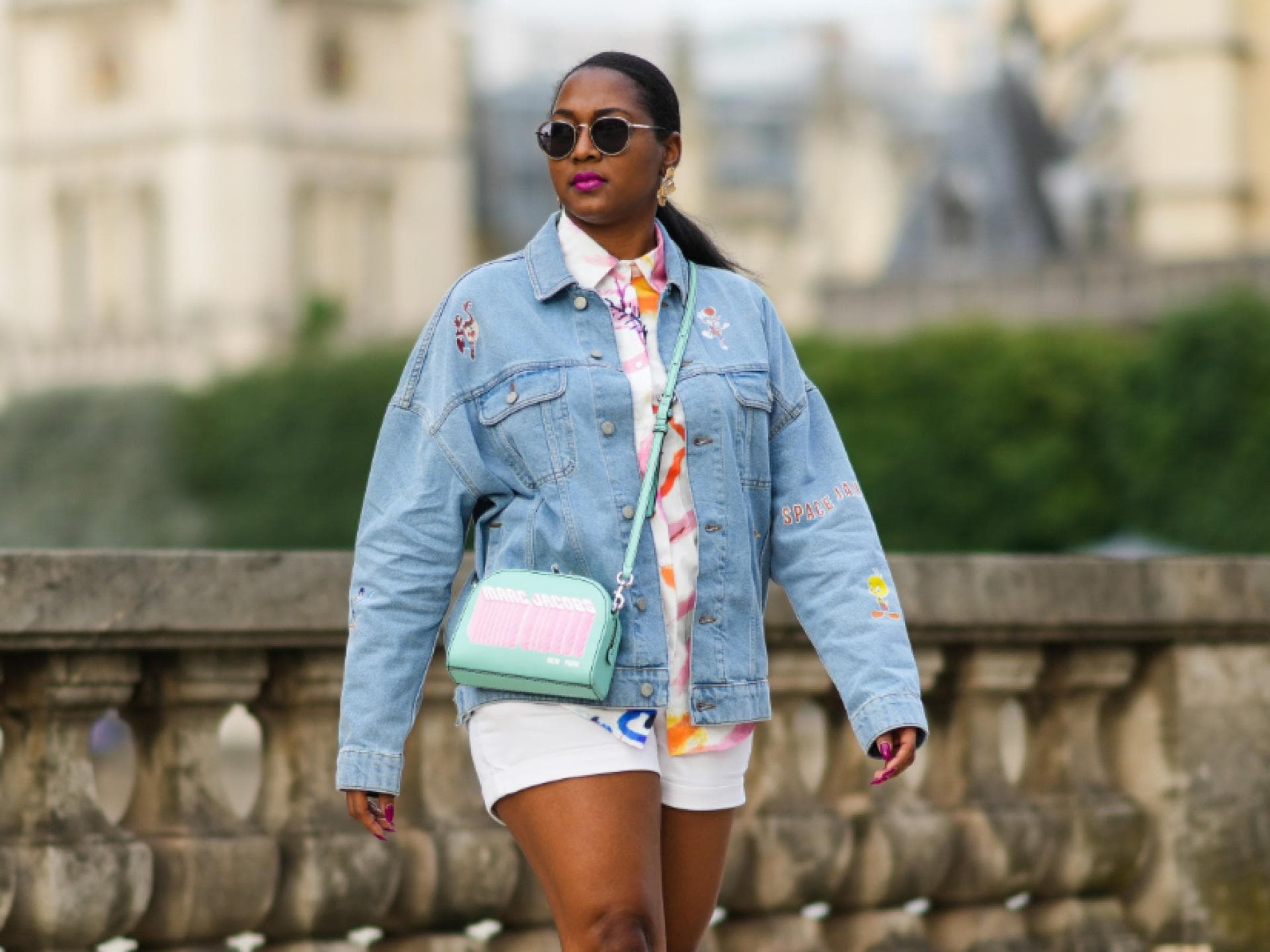 Jennifer Joseph trägt Shorts Streetstyle Jeansjacke Sneaker Jennifer Joseph trägt Shorts Streetstyle Jeansjacke Sneaker