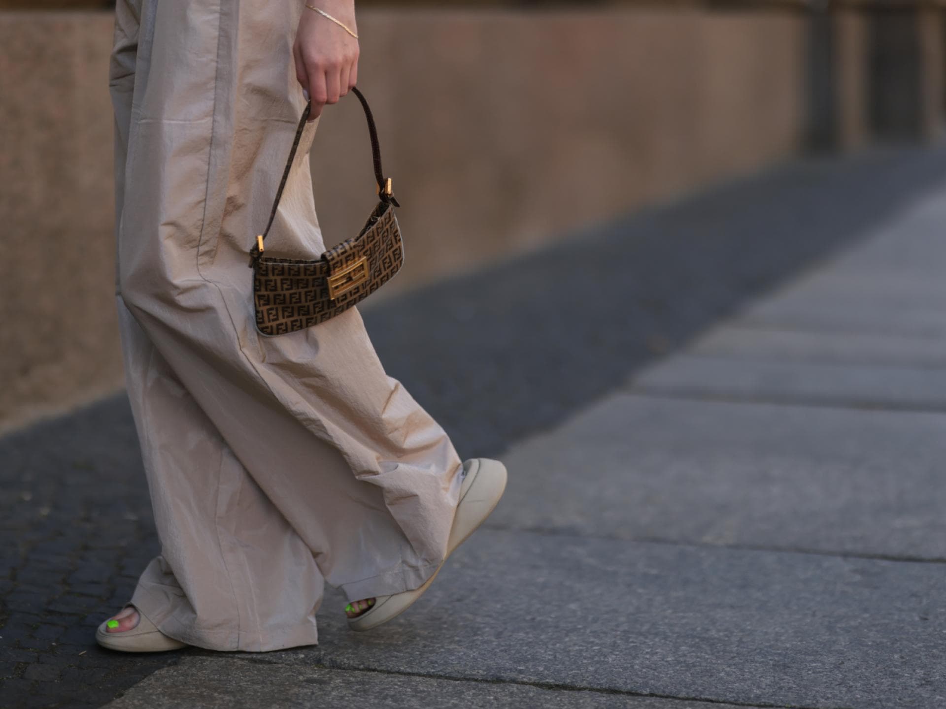 Sophia Geiss beige Hose Fendi Tasche beige Sandalen