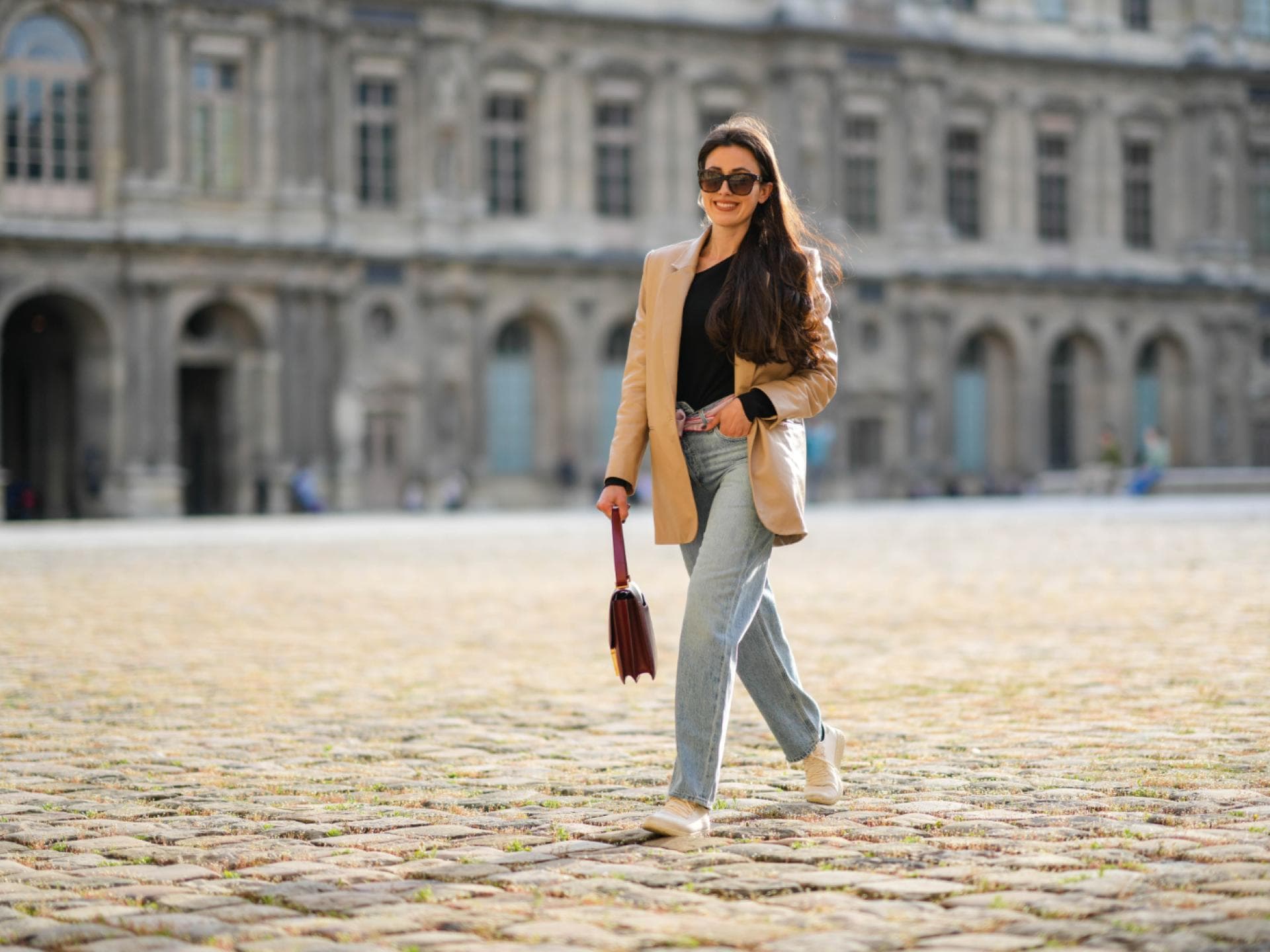 Sylvia Haghjoo trägt Mom Jeans Streetstyle Sylvia Haghjoo trägt Mom Jeans Streetstyle