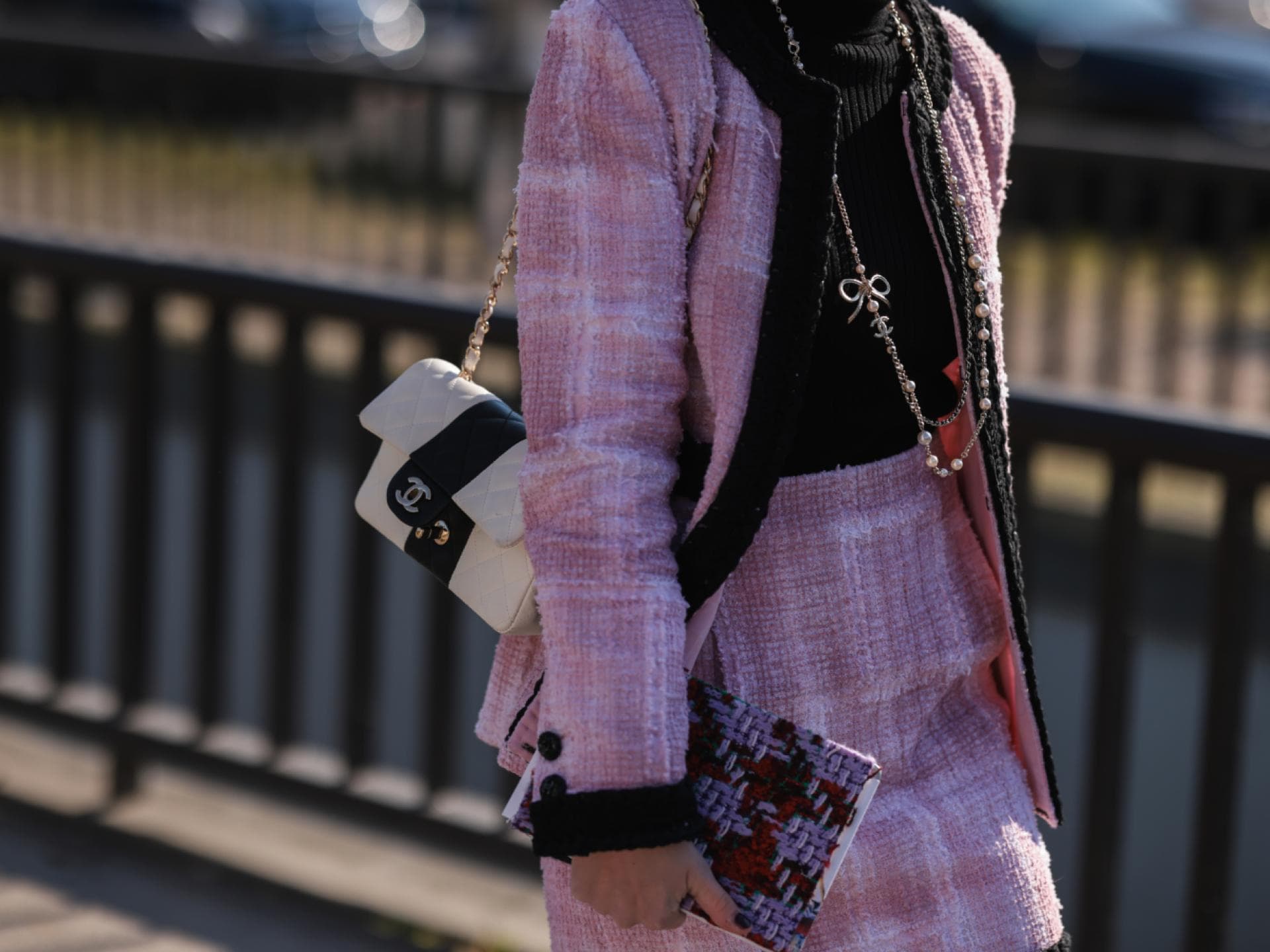 Chanel Kostüm rosa Streetstyle Chanel Kostüm rosa Streetstyle