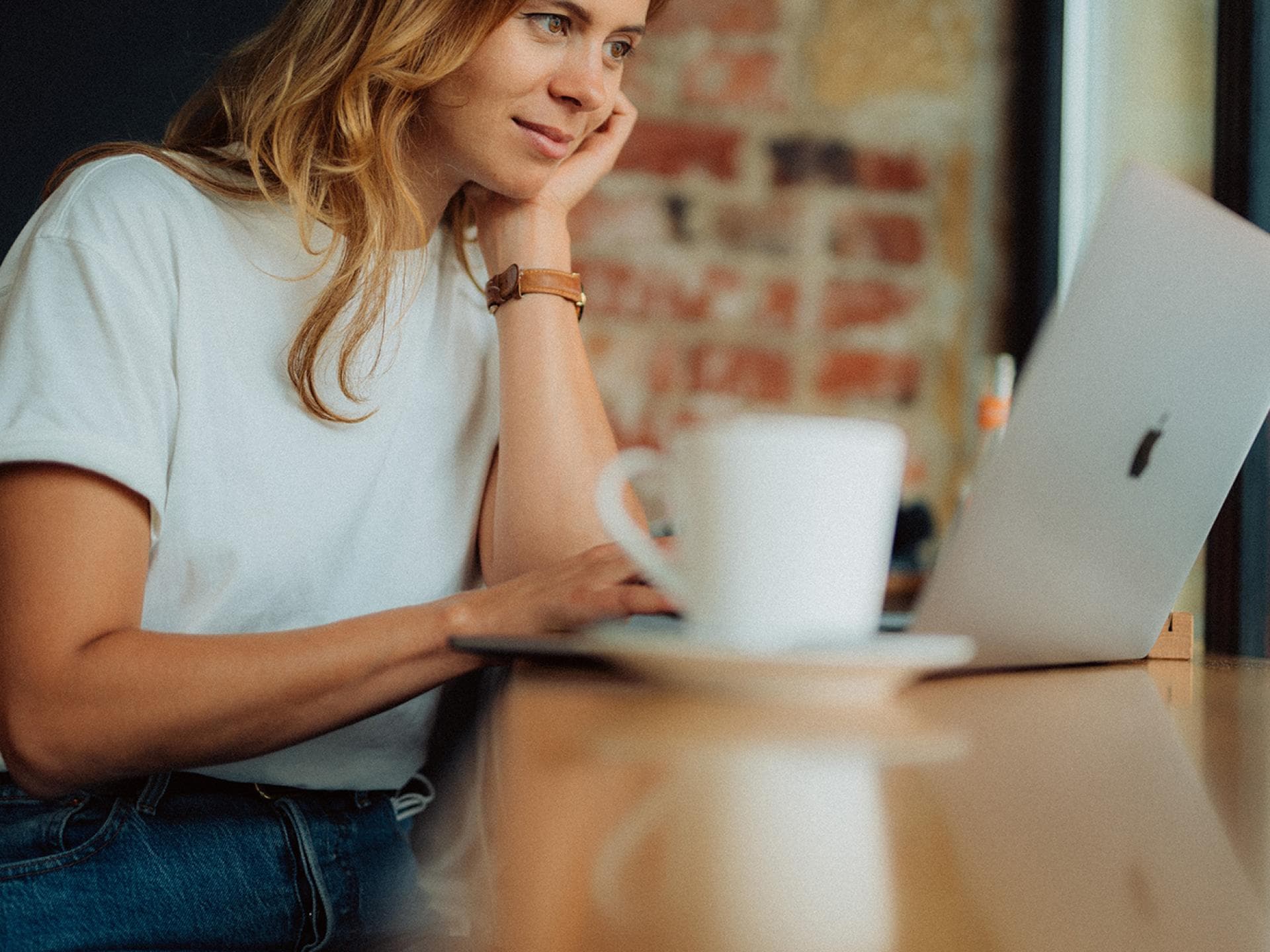 Frau im Café am Laptop