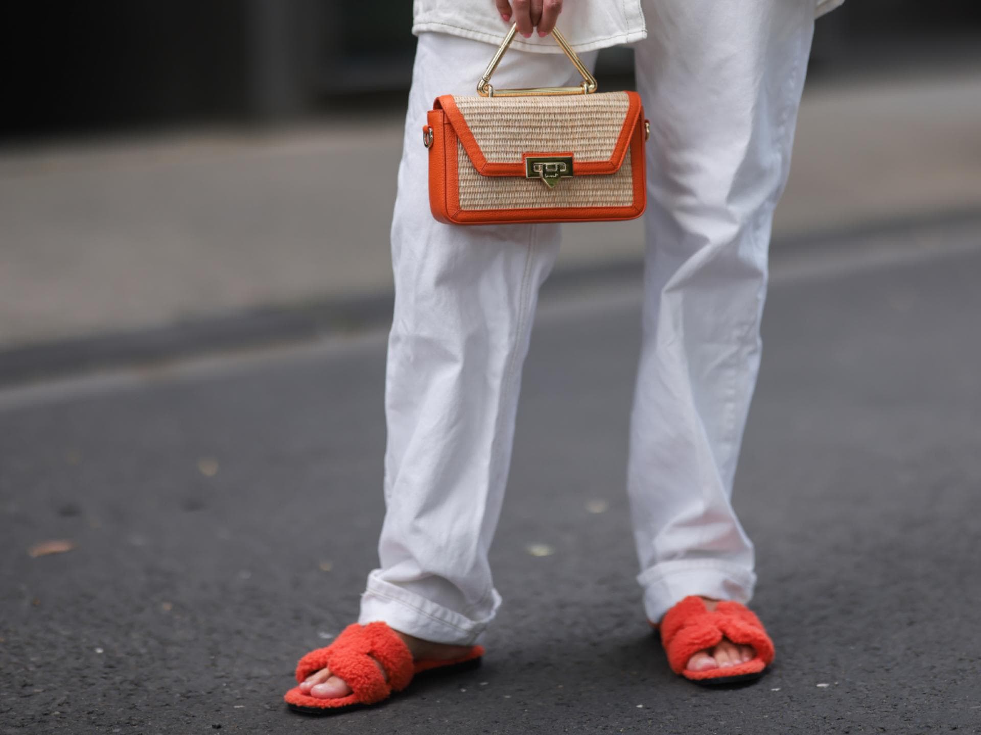Frau trägt orangene Sandalen Streetstyle